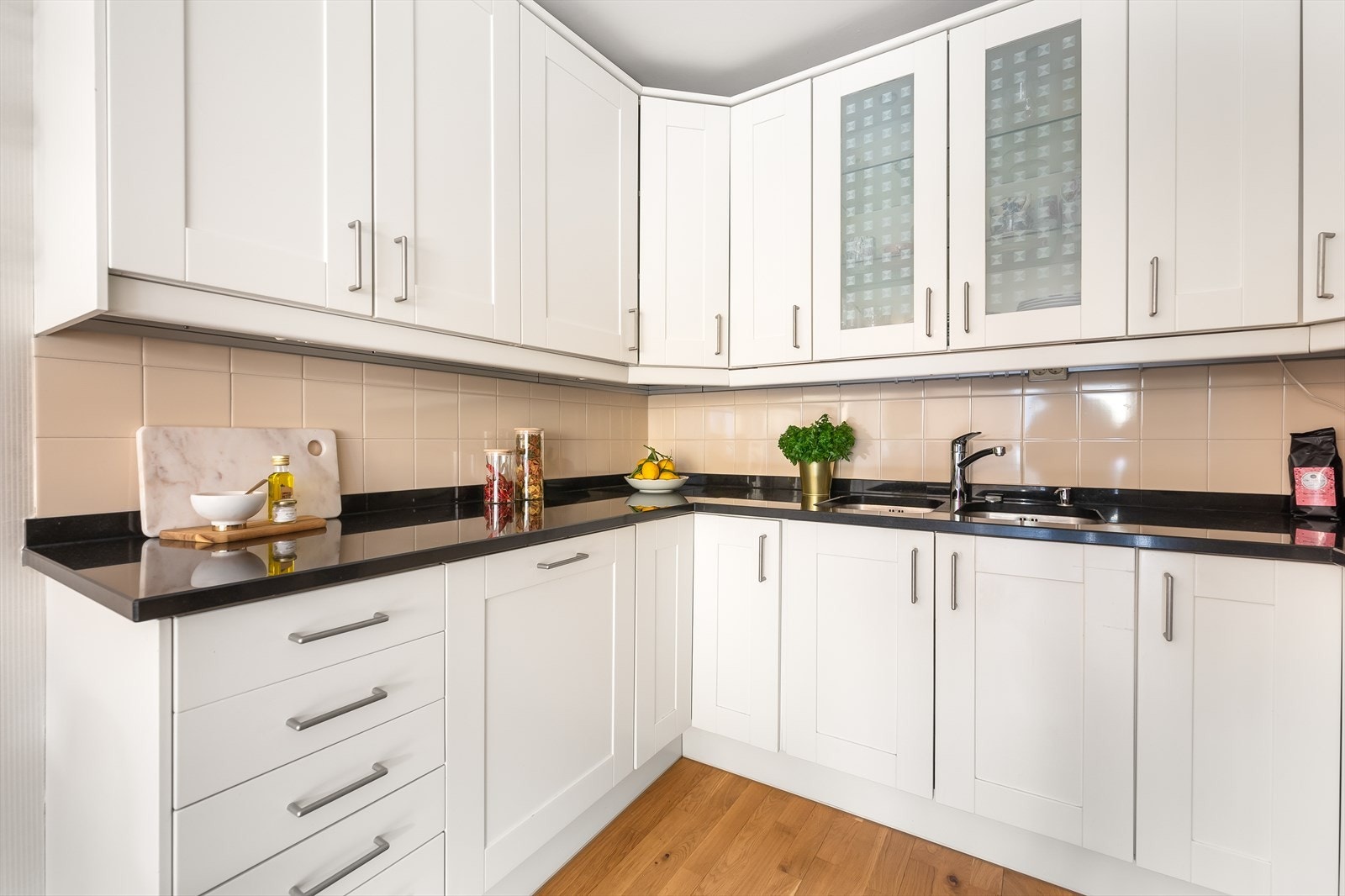 Integrert platetopp, stekeovn og oppvaskmaskin. Avtrekk over kokeplass. Galleribilde