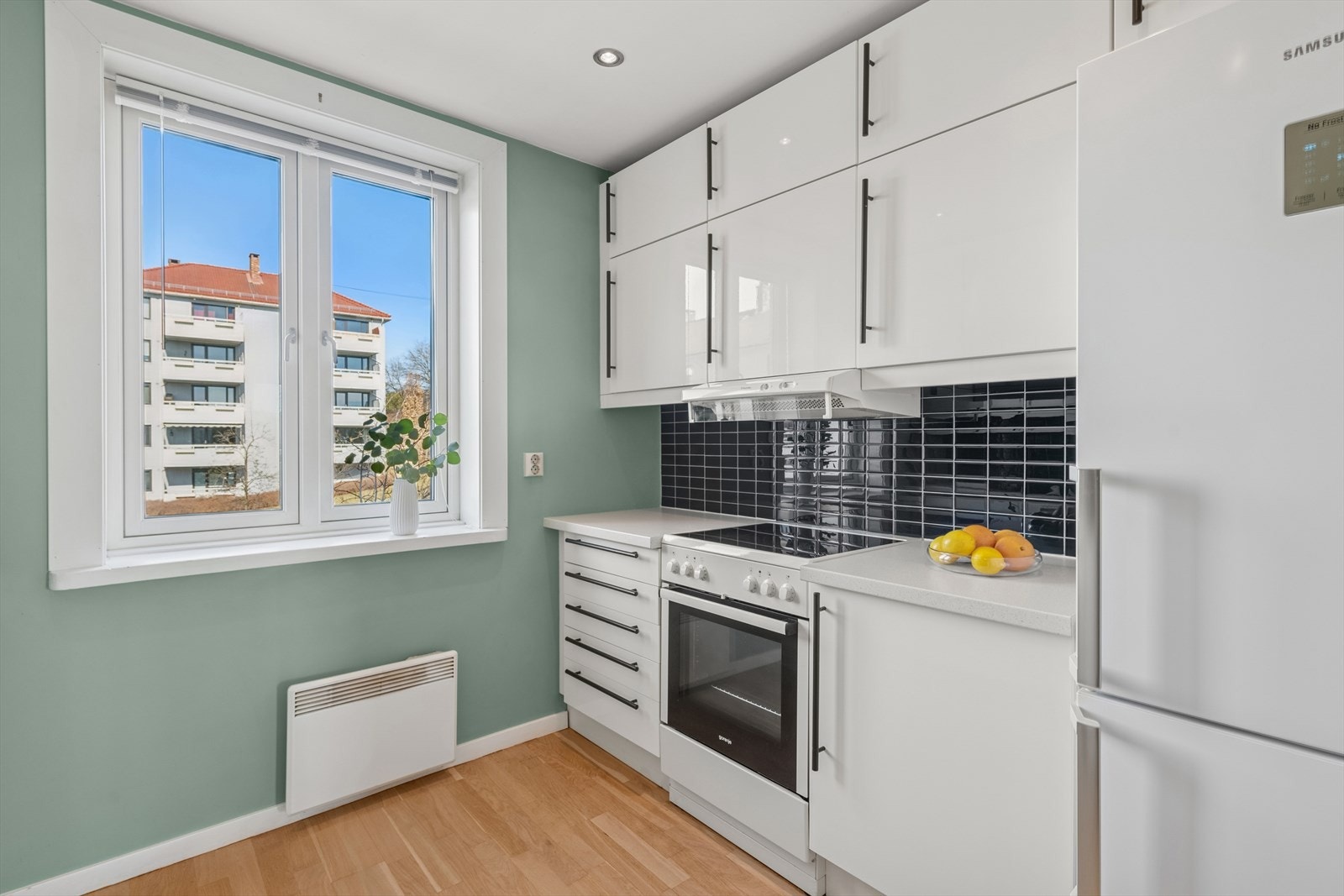 Kjøkkenet er innredning med glatte, høyglans fronter og laminat benkeplate. Galleribilde