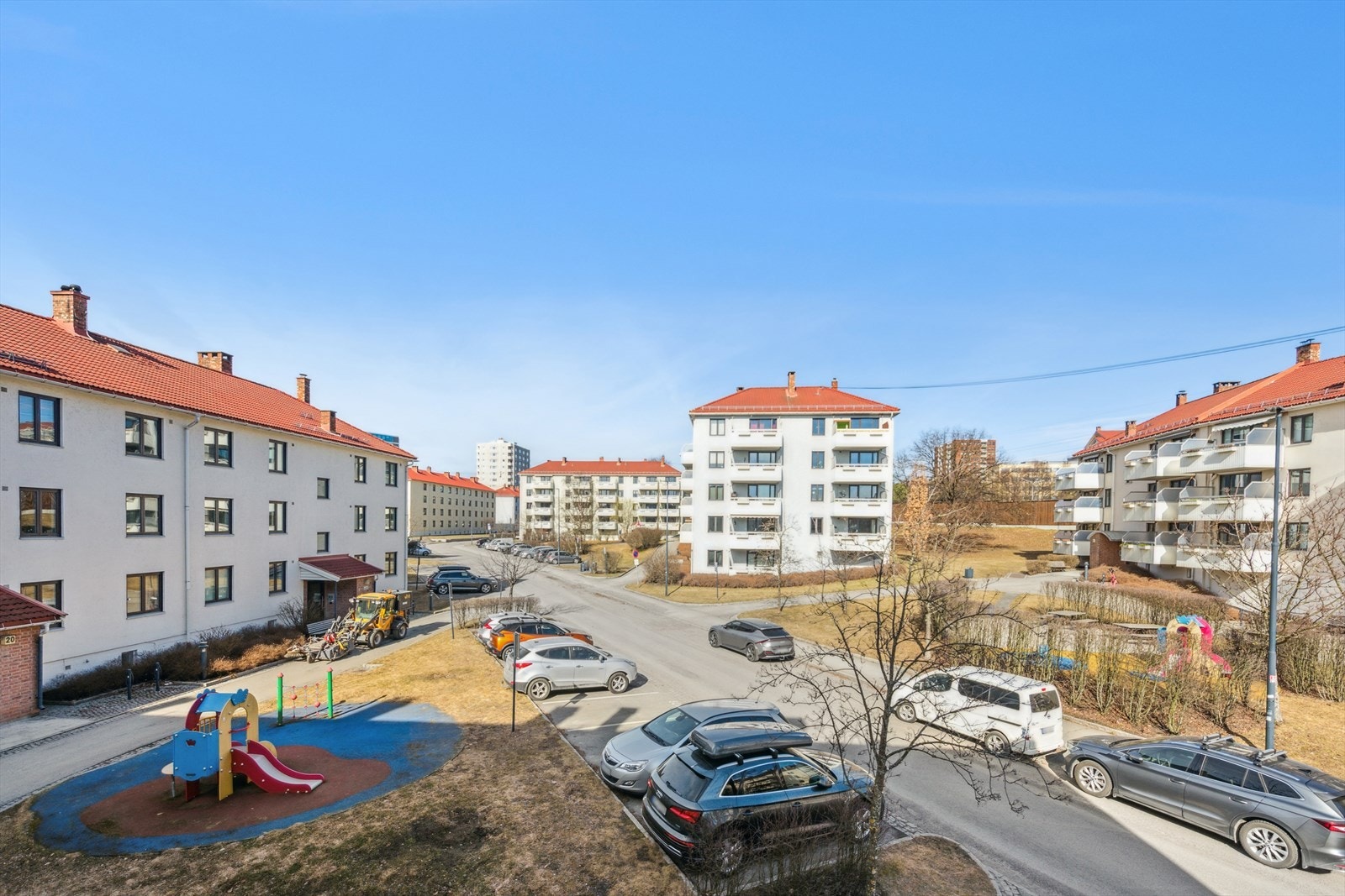 Eiendommen ligget i et sjarmerende boligområde i populære omgivelser på Teisen/Helsfyr. Her finner du denne leiligheten, en perle av en bolig som tilbyr en perfekt kombinasjon av moderne komfort og et nærmiljø som føles som hjemme. Galleribilde