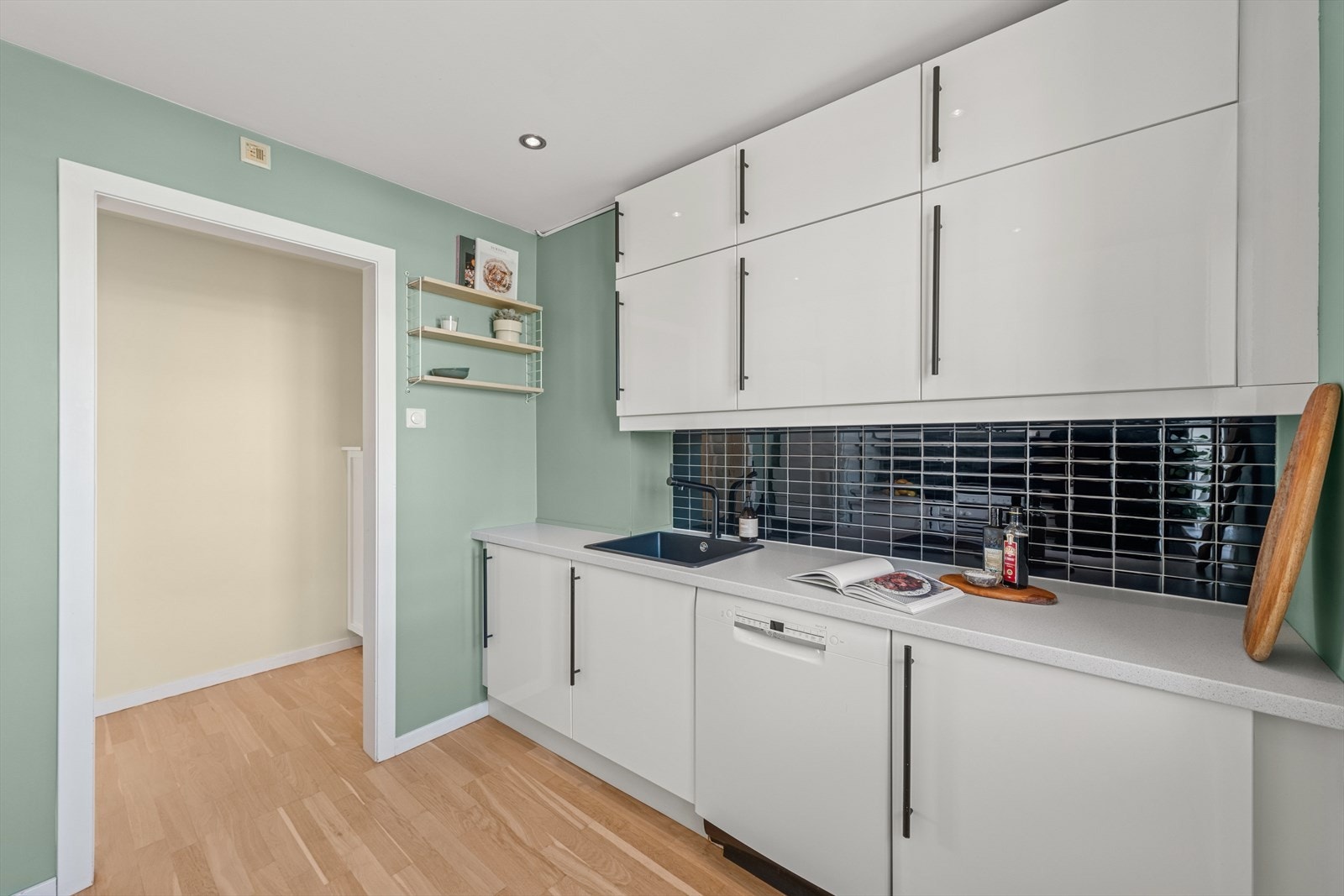 Alt av hvitevarer medfølger. Galleribilde