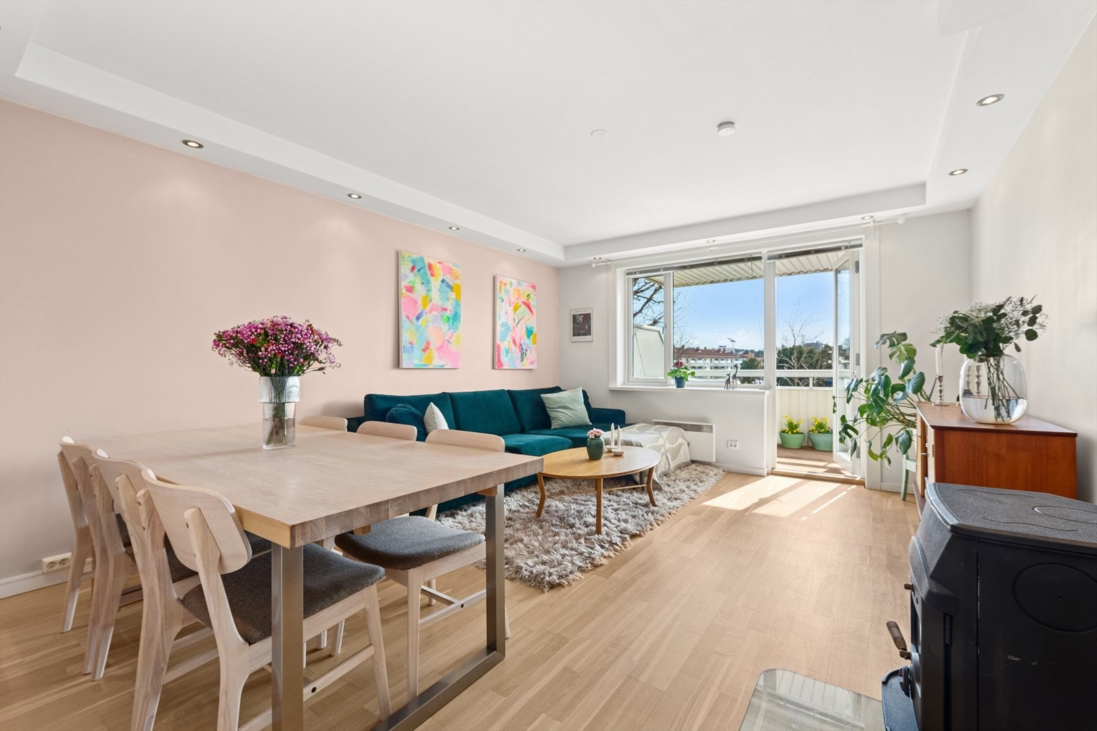 Velkommen inn! Her får du en sjarmerende leilighet med god atmosfære. Her er det lett å like seg. Galleribilde