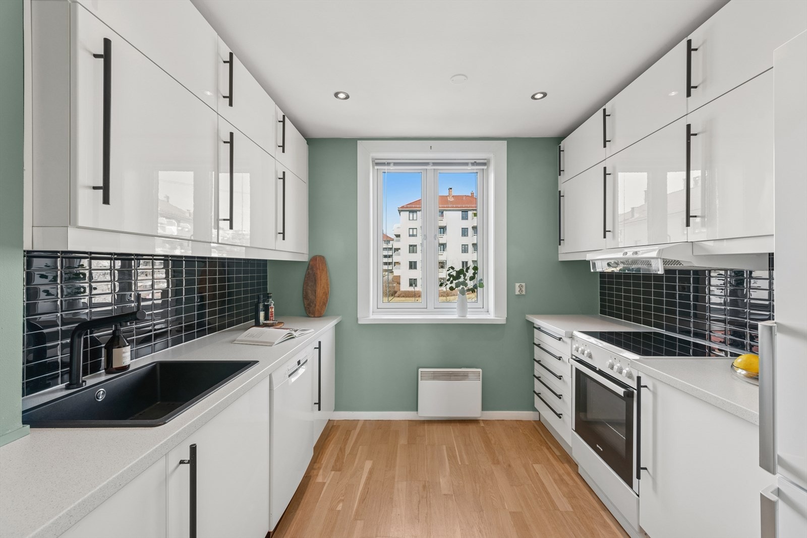 Innholdsrikt kjøkken fra IKEA med god kombinasjon av benk og skapplass. Galleribilde