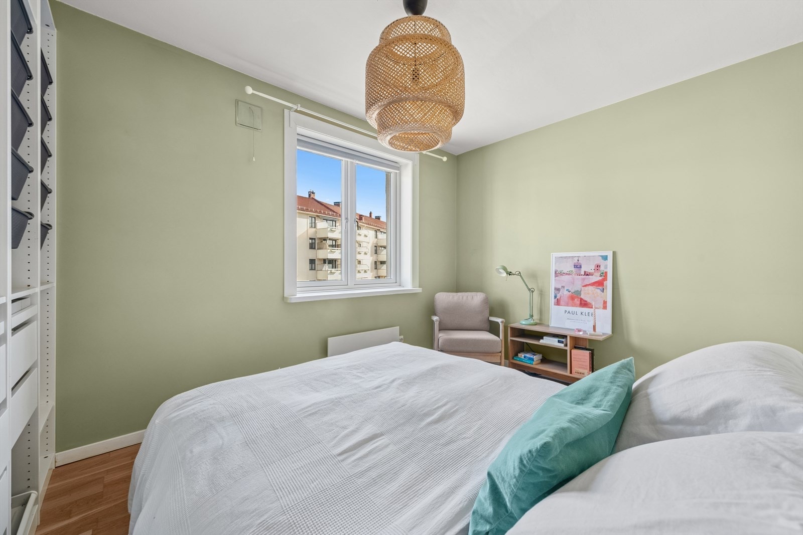 Rommet har store vindusflater som sørger for rikelig med lysinnslipp i rommet. Galleribilde