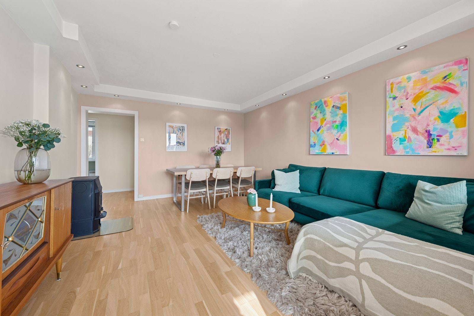 Leiligheten har en god løsning med stue og spisestue som inviterer til sosialt samvær. Galleribilde