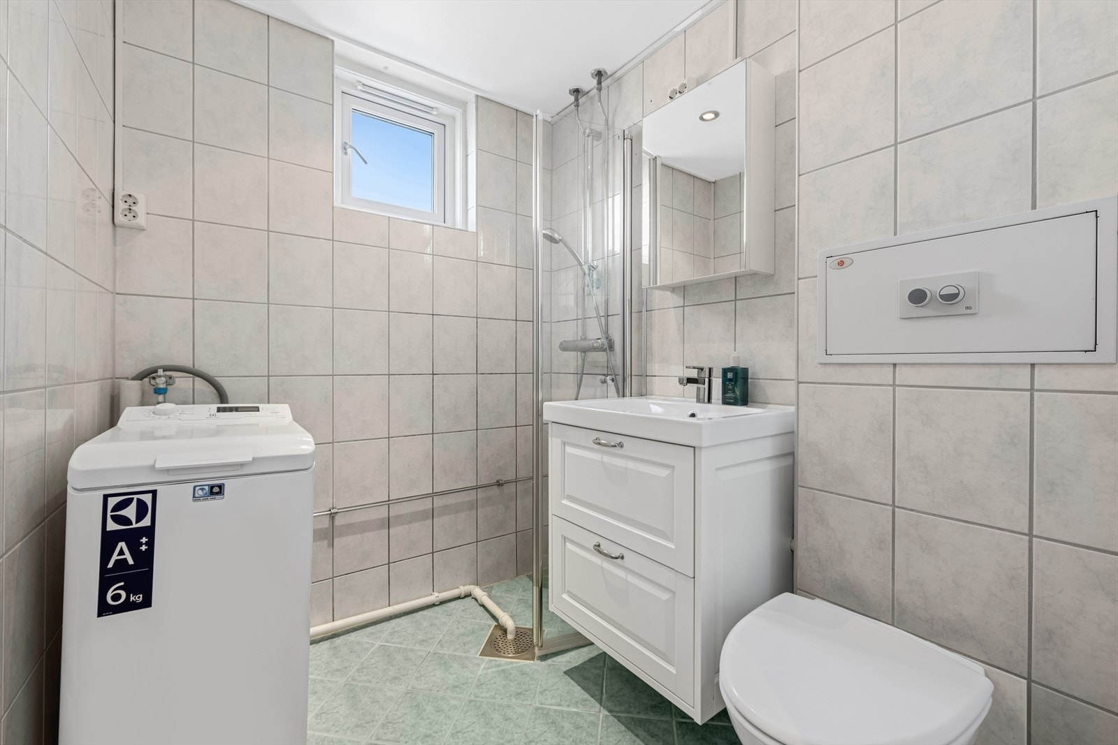 Boligen har et romslig baderom fra 2006 med flislagt gulv og vegger, samt varmekabler i gulv. Baderommet er oppgradert med ny innredning i 2025. Galleribilde