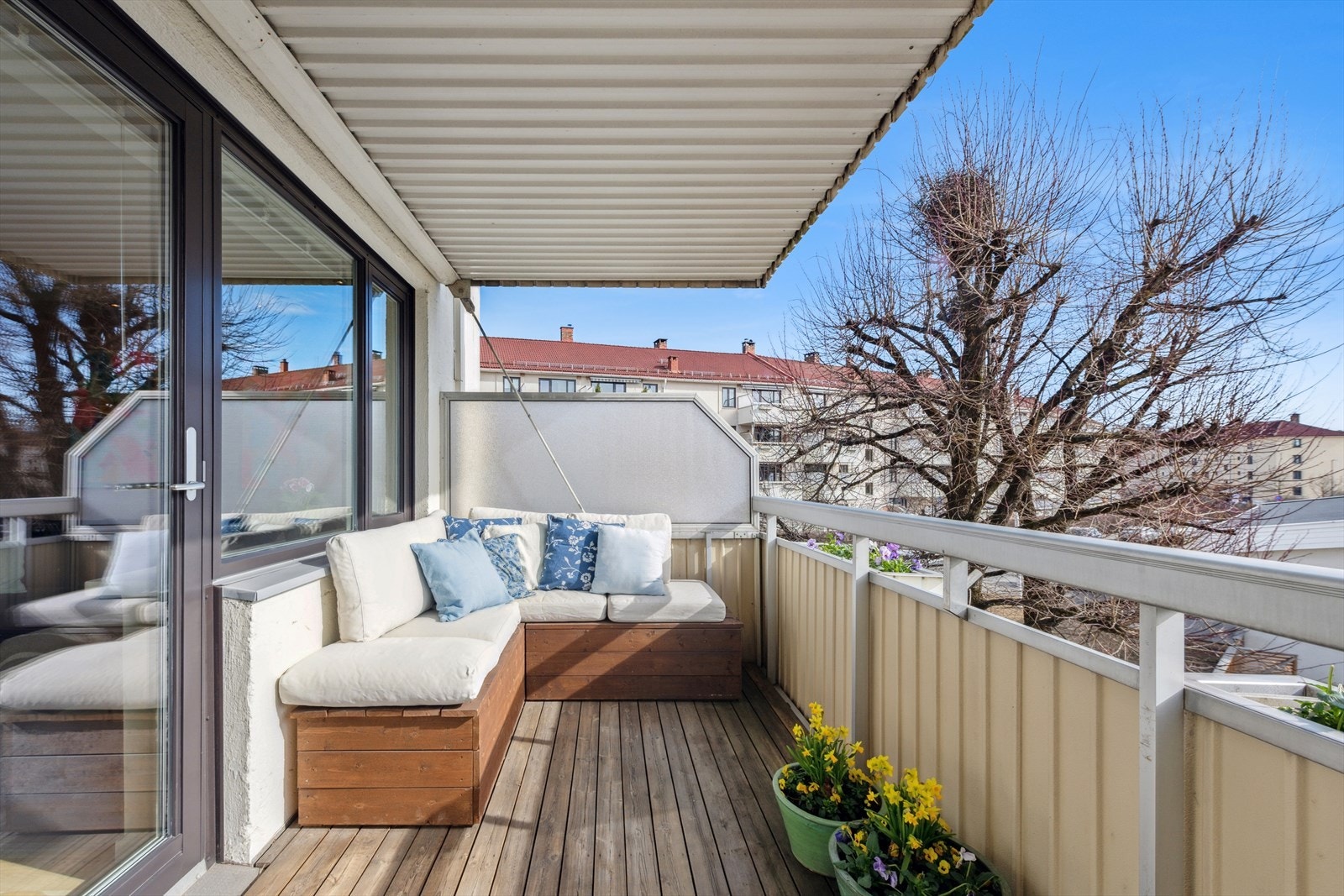 Fra stuen er det utgang til en solrik sydvendt balkong på 7,9 m². Galleribilde