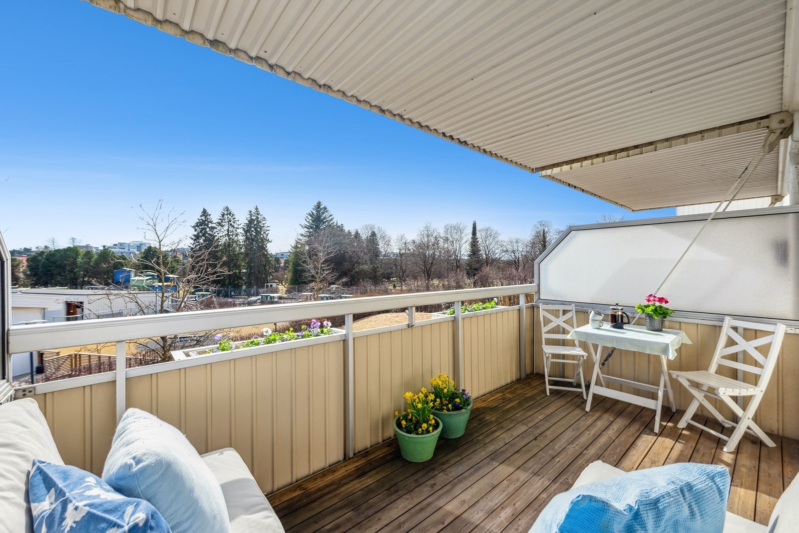 Så her kan man sitte å nyte været og det frodige utsynet. Galleribilde