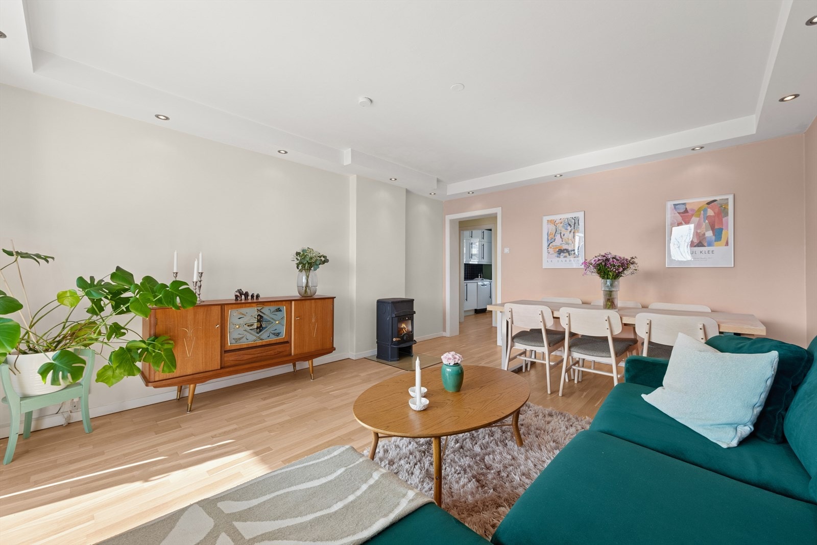 Stuen har en koselig peis, som gir rommet en hjemmekoselig og lun atmosfære på kalde vinterdager. Galleribilde