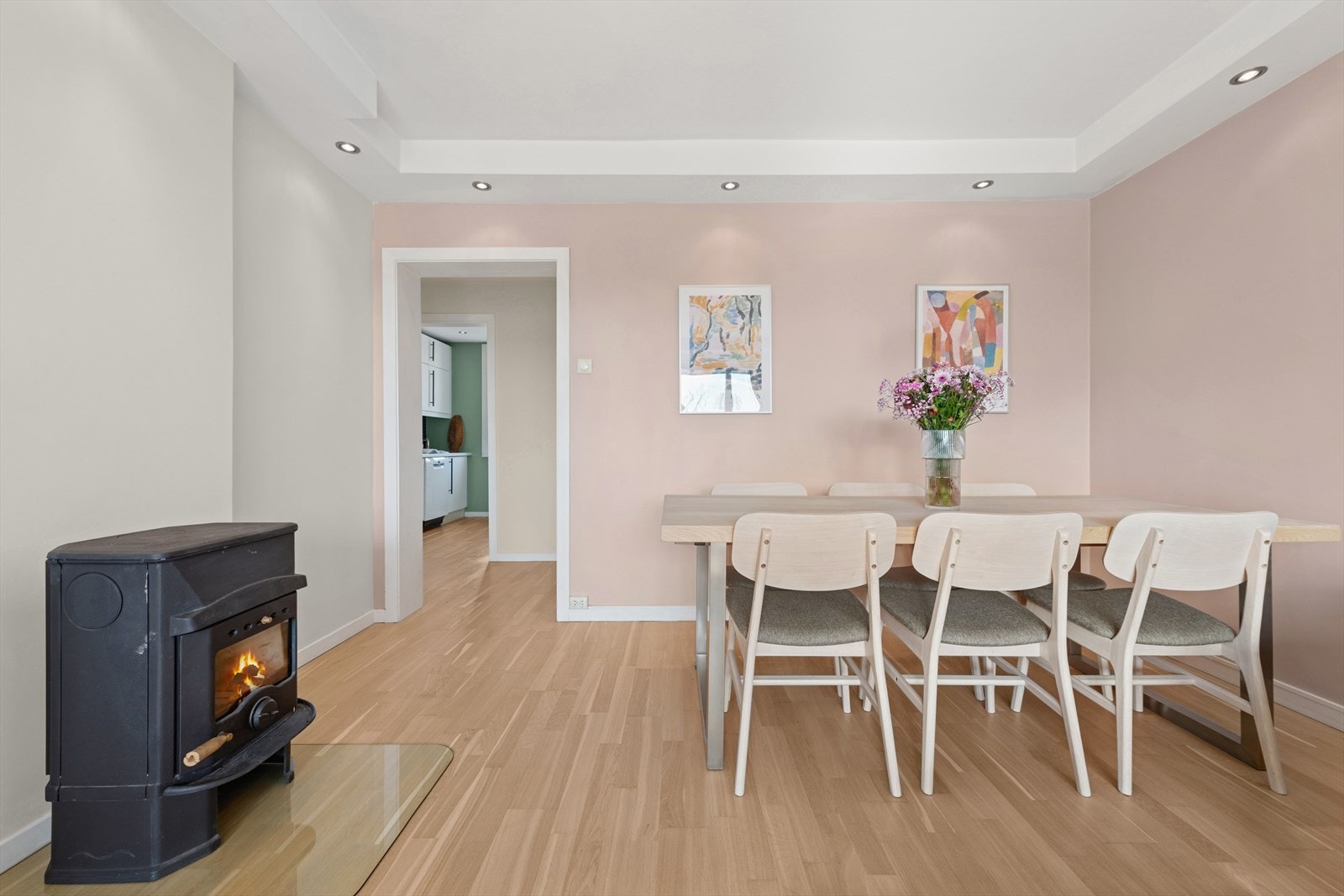 Her har man god plass til å invitere venner og familie til hyggelige middager. Galleribilde