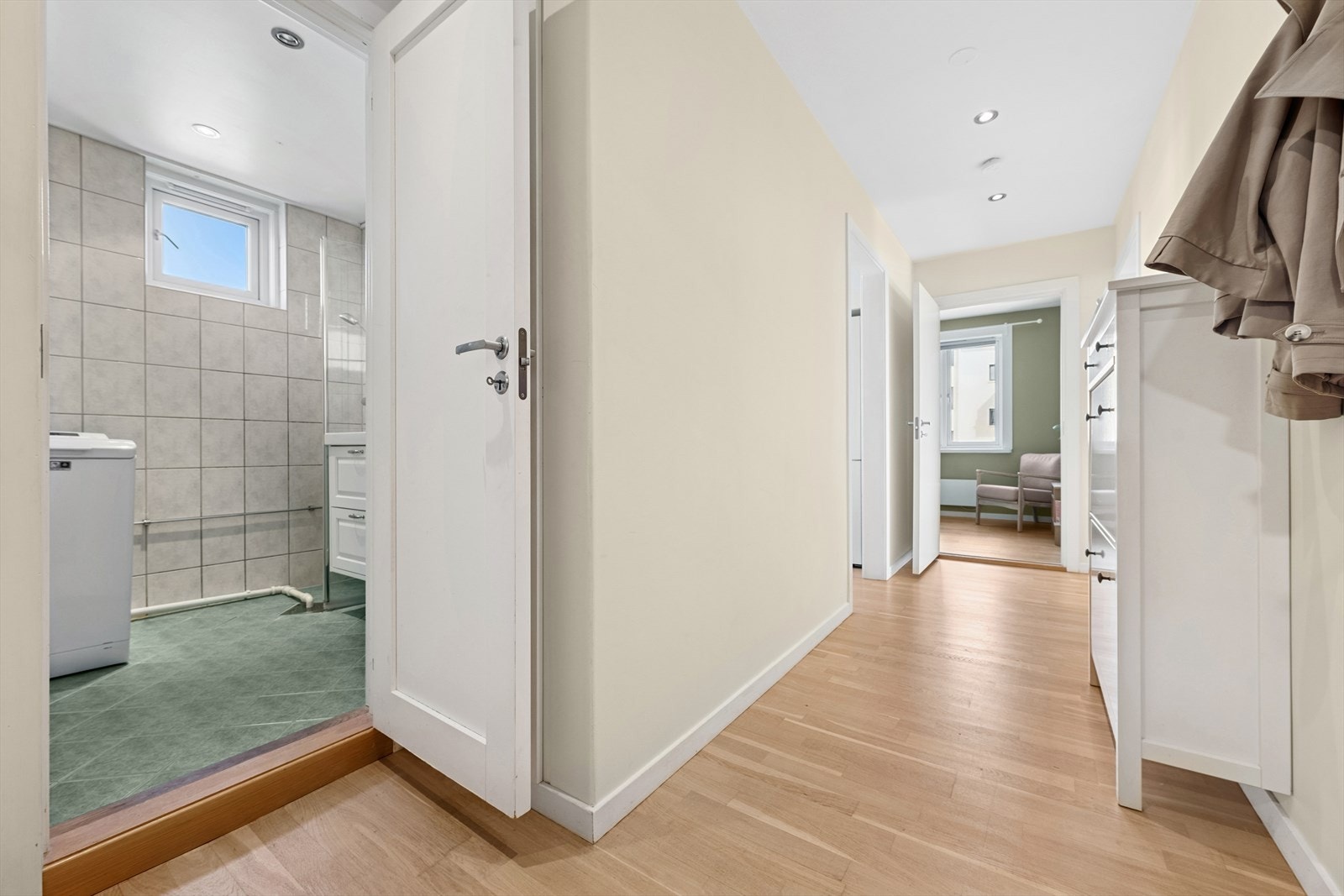 Fra entreen er det adgang til boligens baderom. Galleribilde