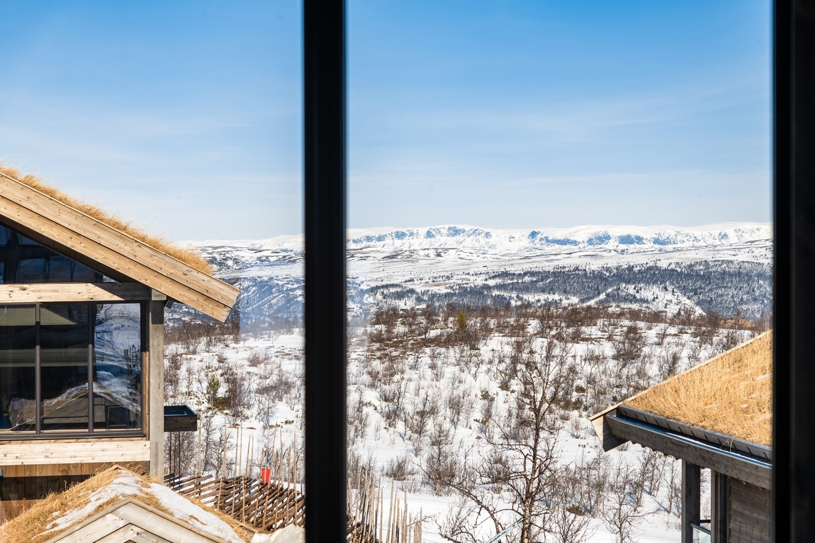 Nydelig fjellutsikt, samt nærutsikt til alpinbakken. Galleribilde