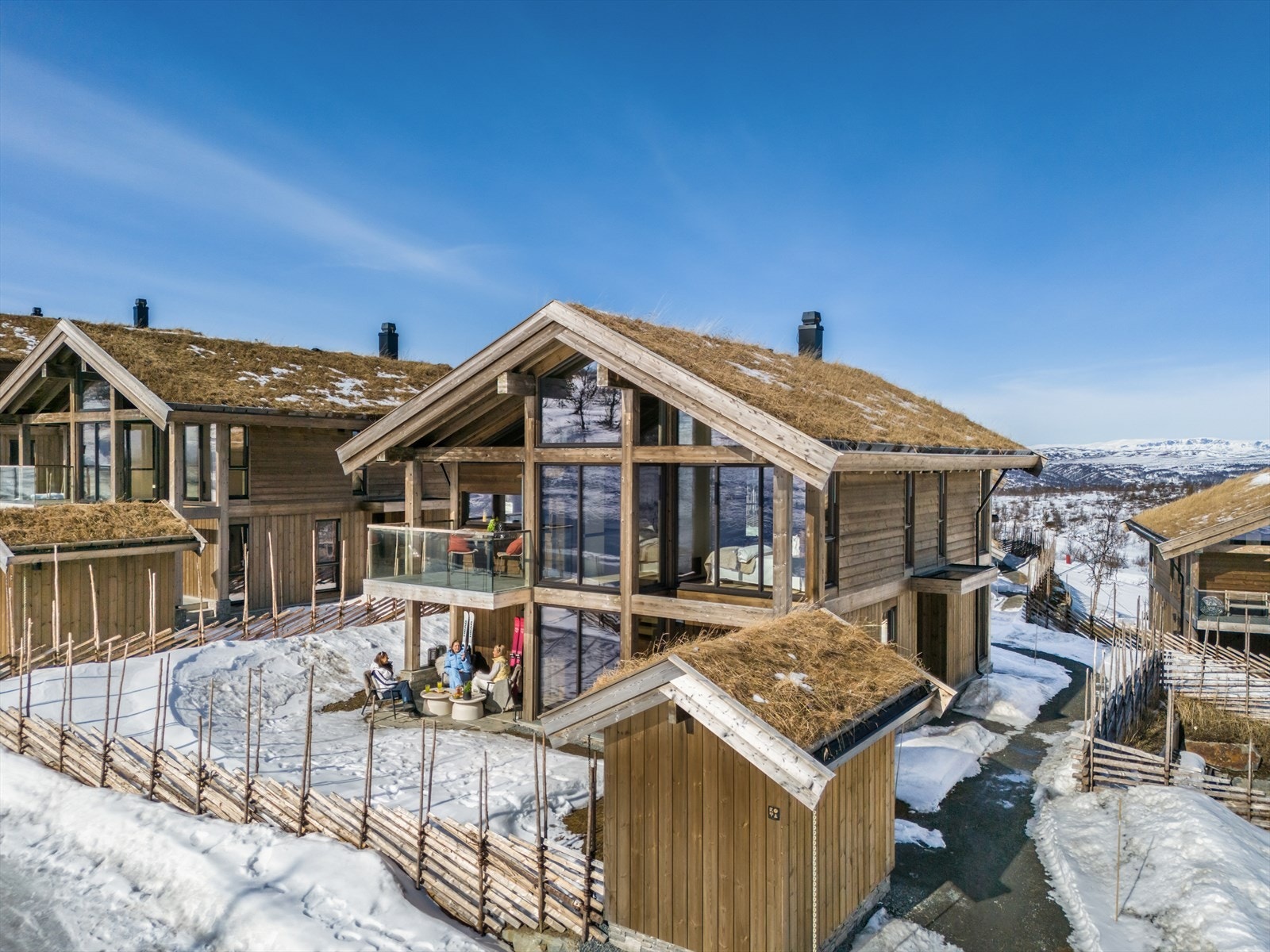 Hver chalet har utvendig bod på baksiden, samt bod i garasjen. Galleribilde
