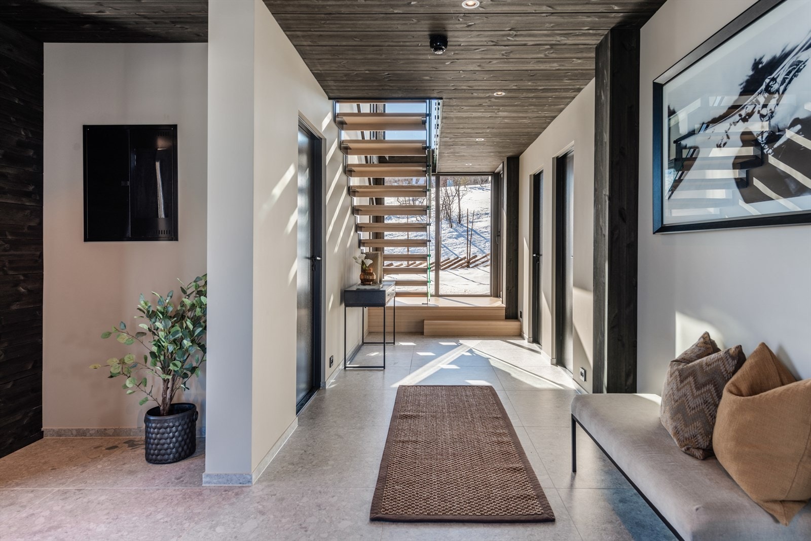 Velkommen inn i hallen i 1 etg. En bred og romslig gang med gode oppbevaringsmuligheter og lys fra tre retninger. Galleribilde