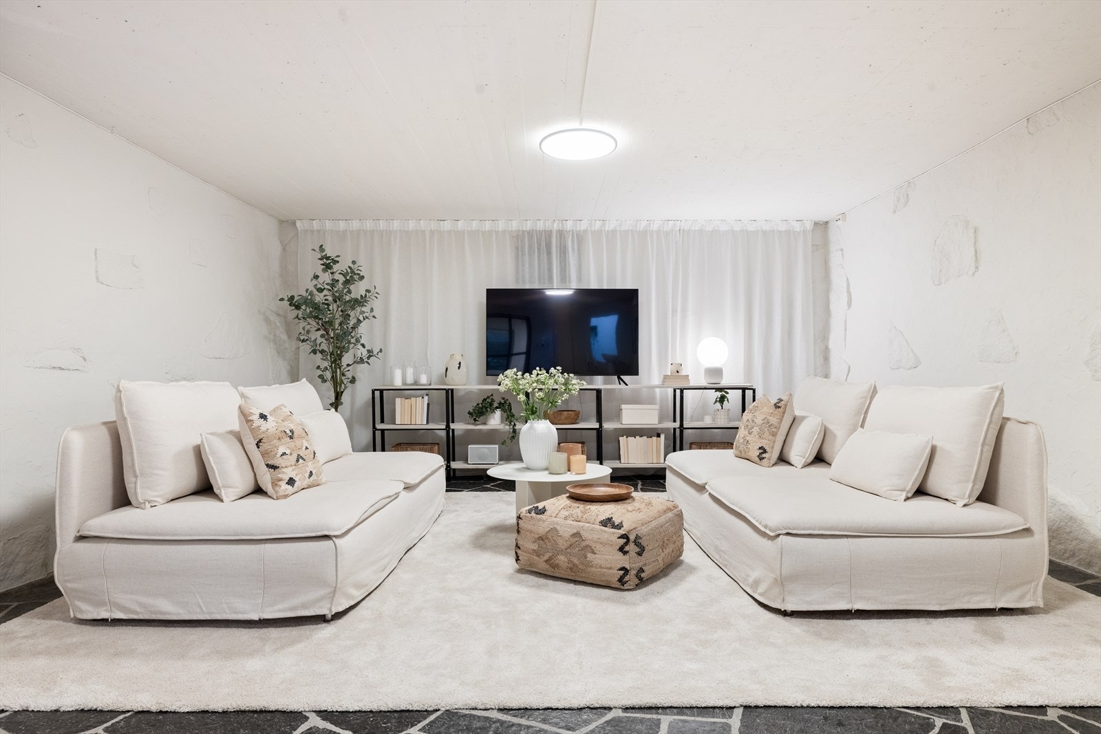 I kjelleretasjen er det et stort, innredet rom, som i dag benyttes som kjellerstue. Galleribilde