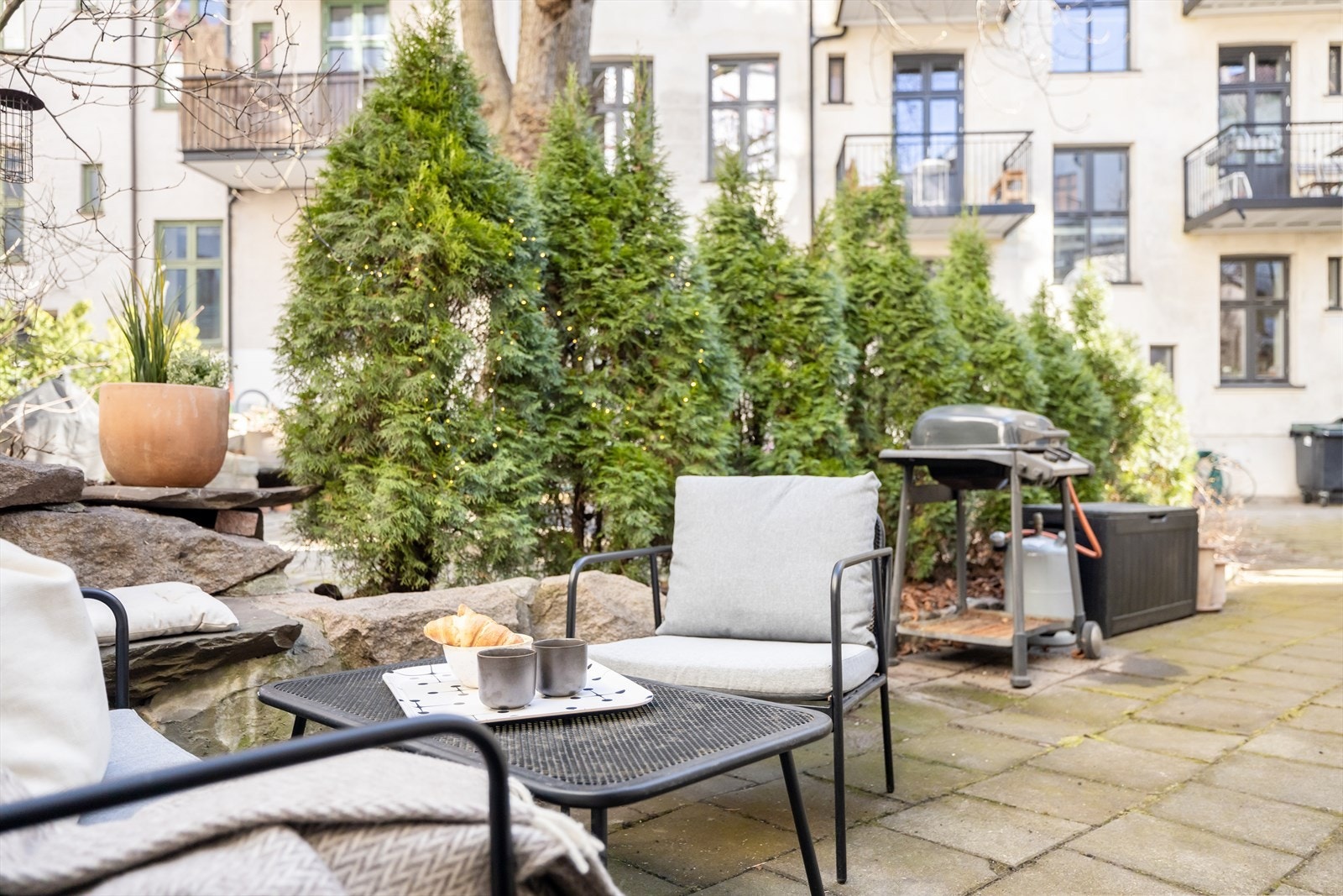 Her er det god plass til utemøblement, grill og beplantning. Galleribilde