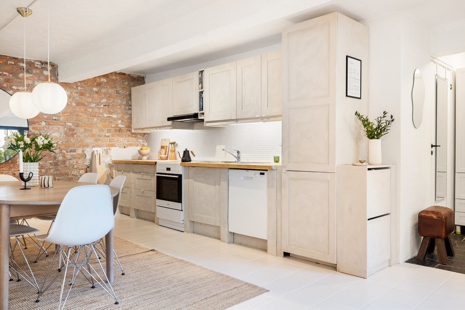 Det er integrert kjøl/fryseskap samt frittstående oppvaskmaskin og komfyr. Galleribilde