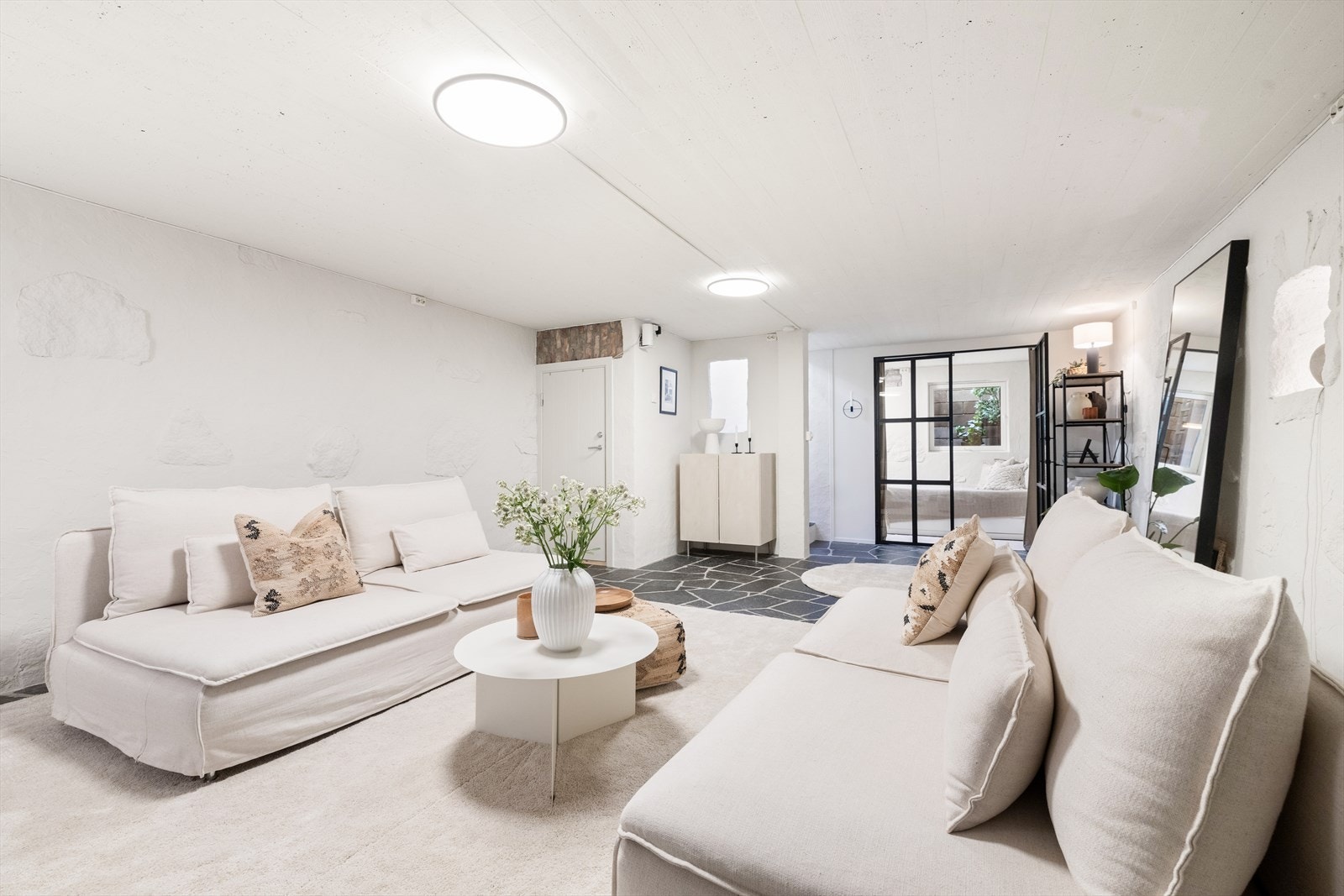 I stuen er det god plass til både stor sofagruppe med tilhørende stuemøblement som sofabord og tv-benk. Galleribilde