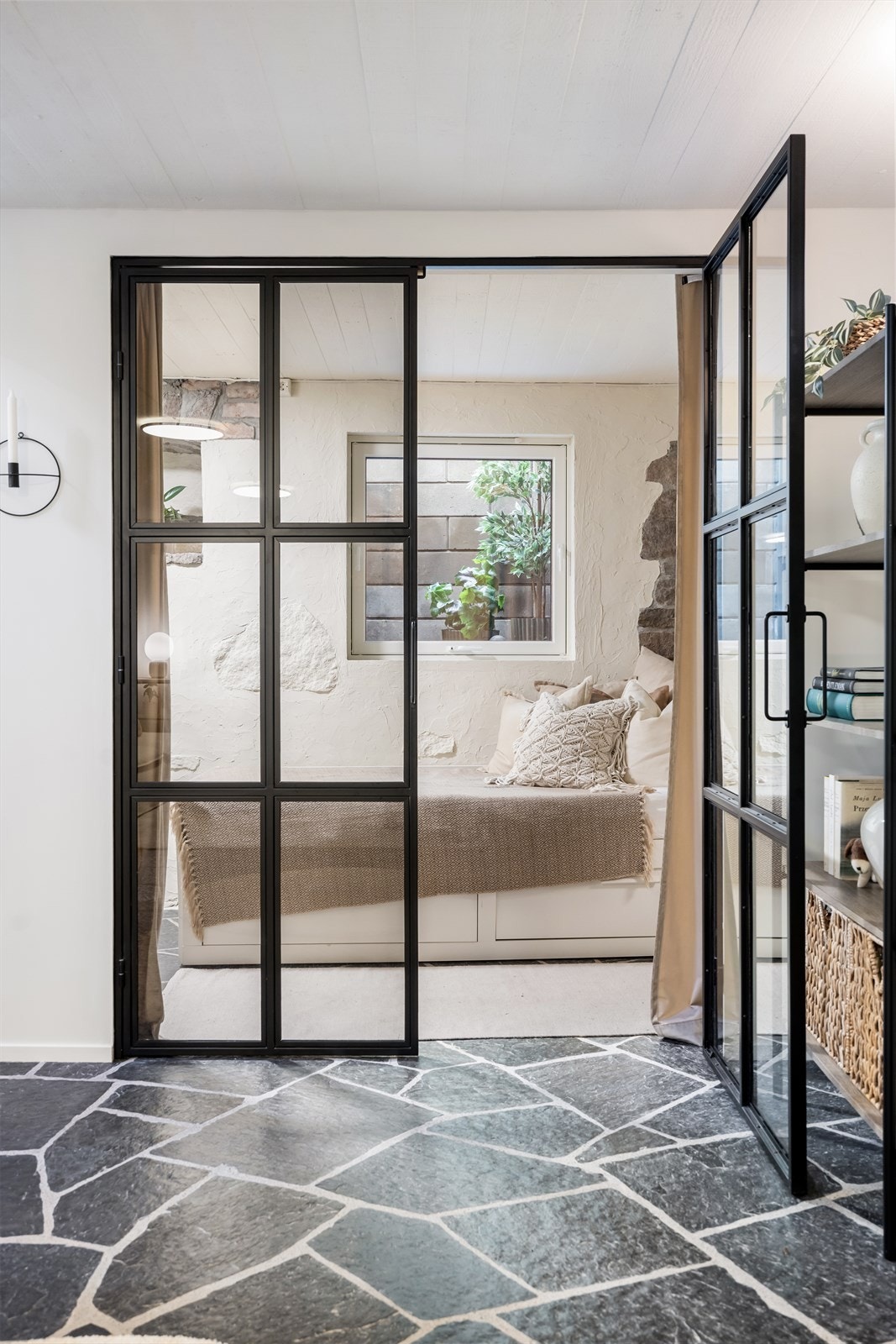 I underetasjen ble det etablert lysgrav og satt inn vindu samt bruksendret til soverom i 2023/24. Galleribilde