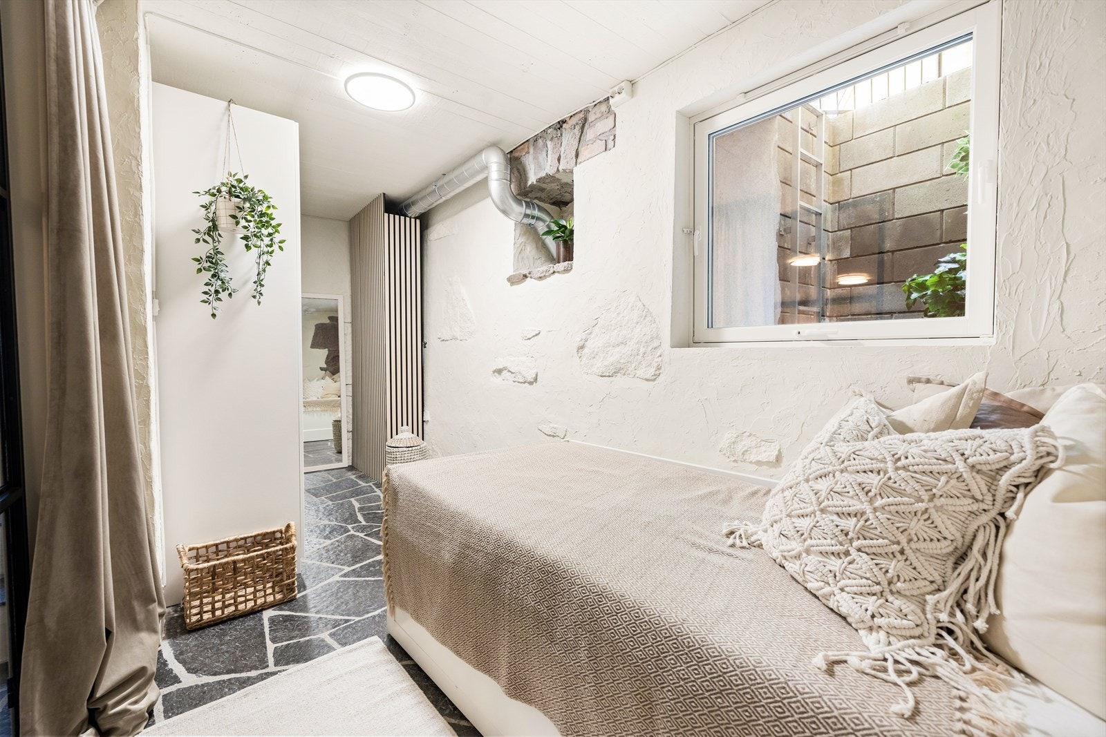 Soverom 2 passer perfekt som barnerom, gjesterom eller hjemmekontor. Galleribilde