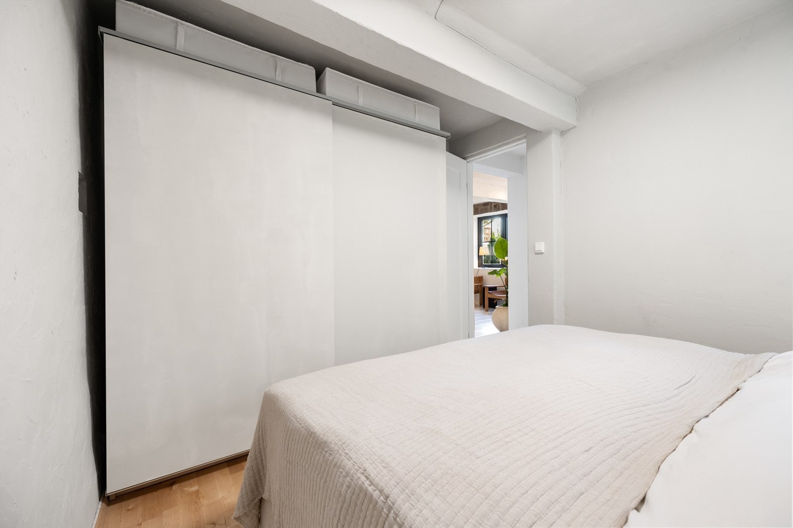 Det er godt med lagringsplass i skap langs den ene veggen. Galleribilde