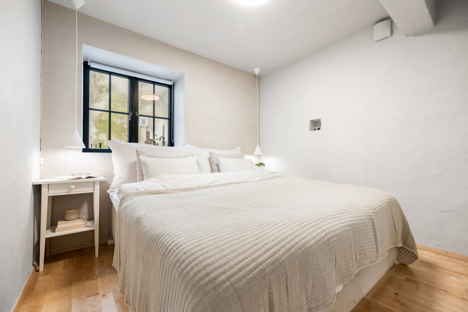 På hovedsoverommet er det god plass til dobbeltseng med nattbord på hver side. Galleribilde