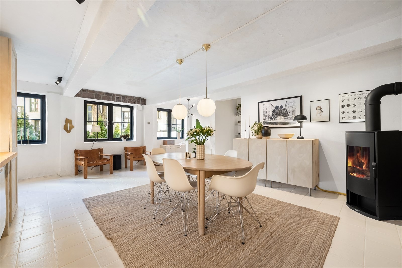 Rommet har store vindusflater som slipper inn rikelig med dagslys og har fint utsyn mot bakgården. Leiligheten er godt skjermet med lite sjenerende innsyn. Galleribilde