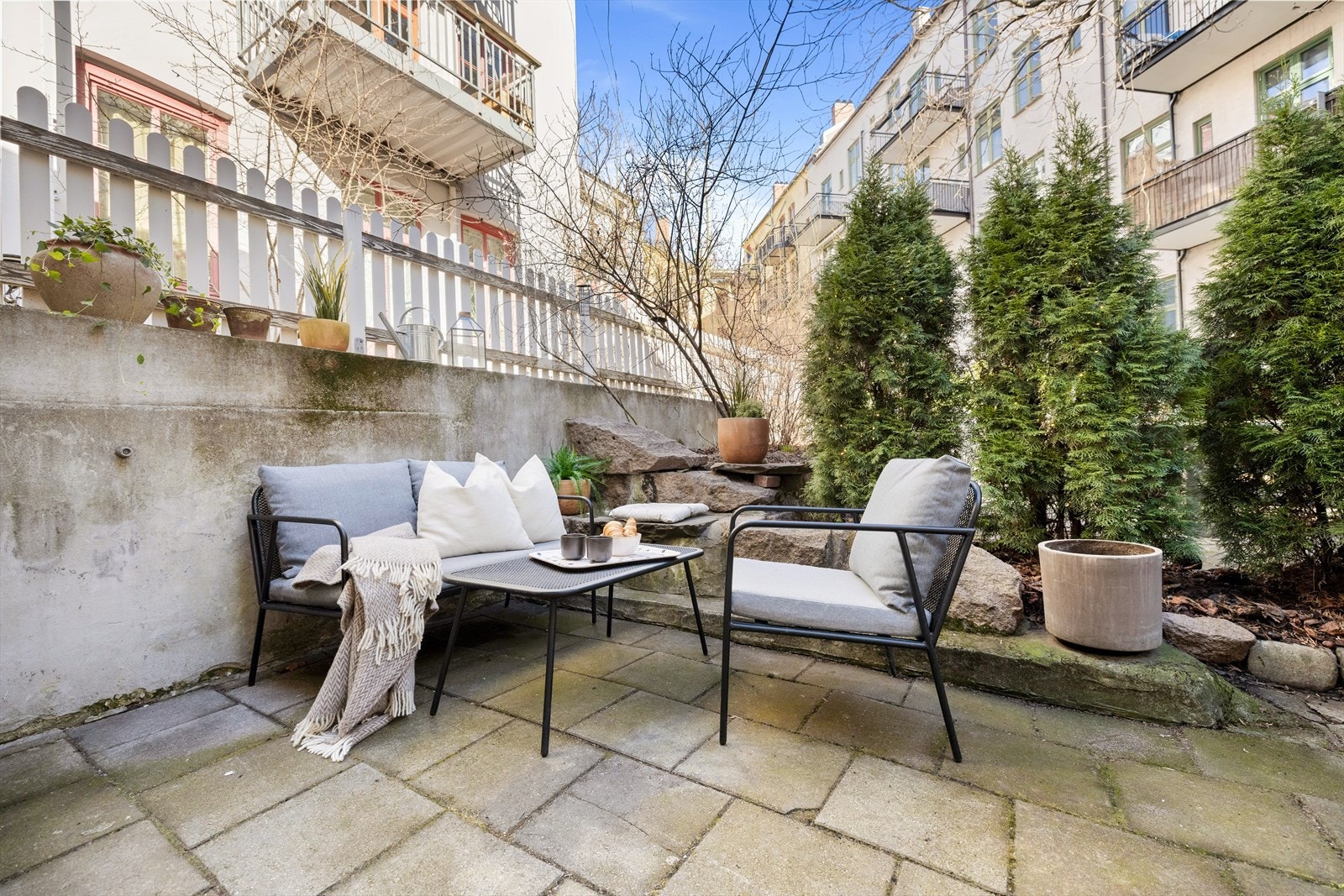 Hyggelig uteplass ved inngangspartiet på ca. 19 kvm. som disponeres av denne enheten. Galleribilde