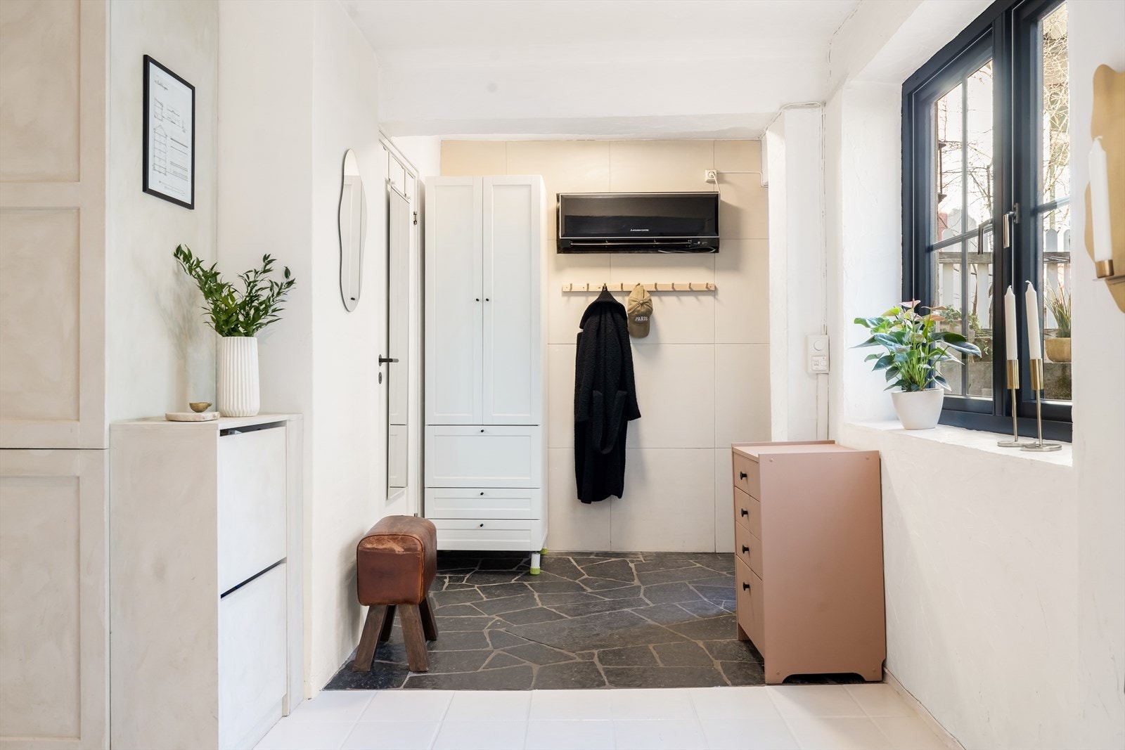 I gangen er det god plass til oppbevaring av sko og yttertøy med skap, vegghengte knagger og skohylle. Galleribilde