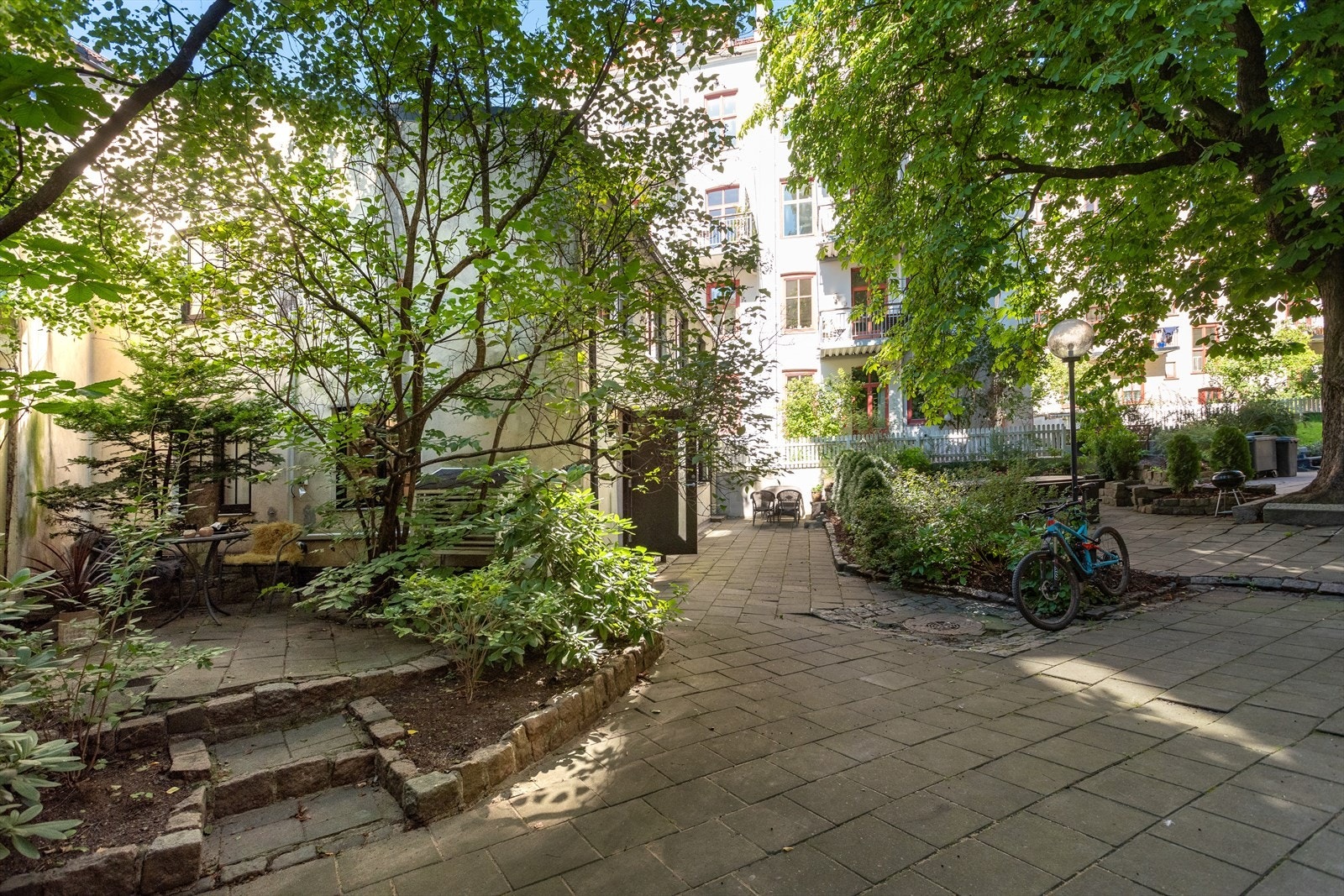 Bakgården oppleves ekstremt grønn og frodig på sommerstid. Galleribilde