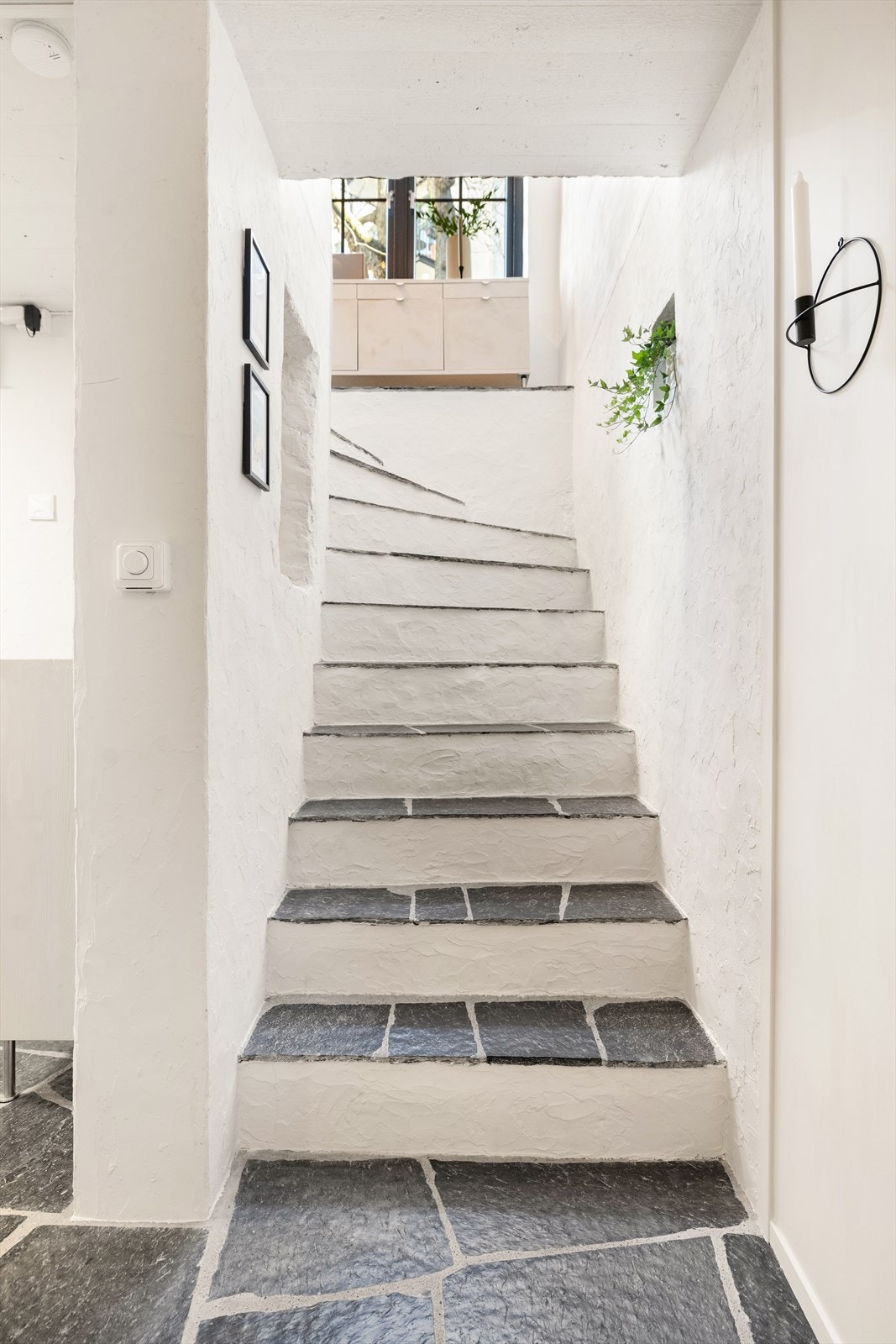 Det er ekstra lagringsplass under trappen. Galleribilde