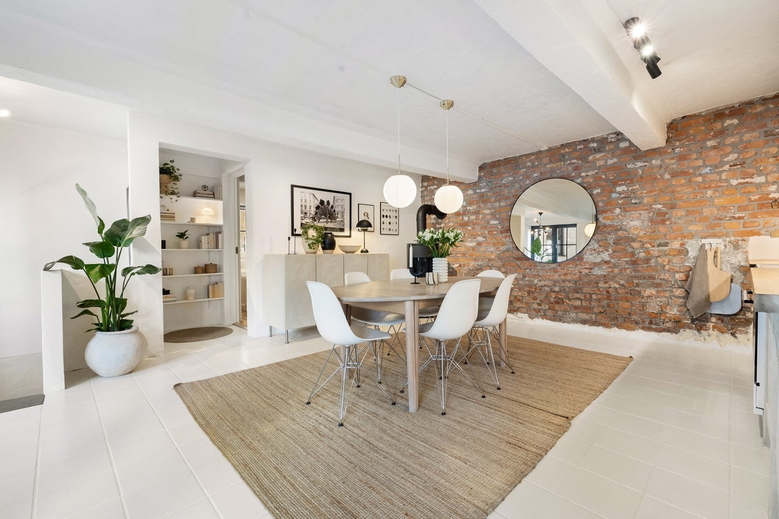 Lunt og romslig kjøkken som er innredet med stor spisegruppe og lenestoler. Galleribilde