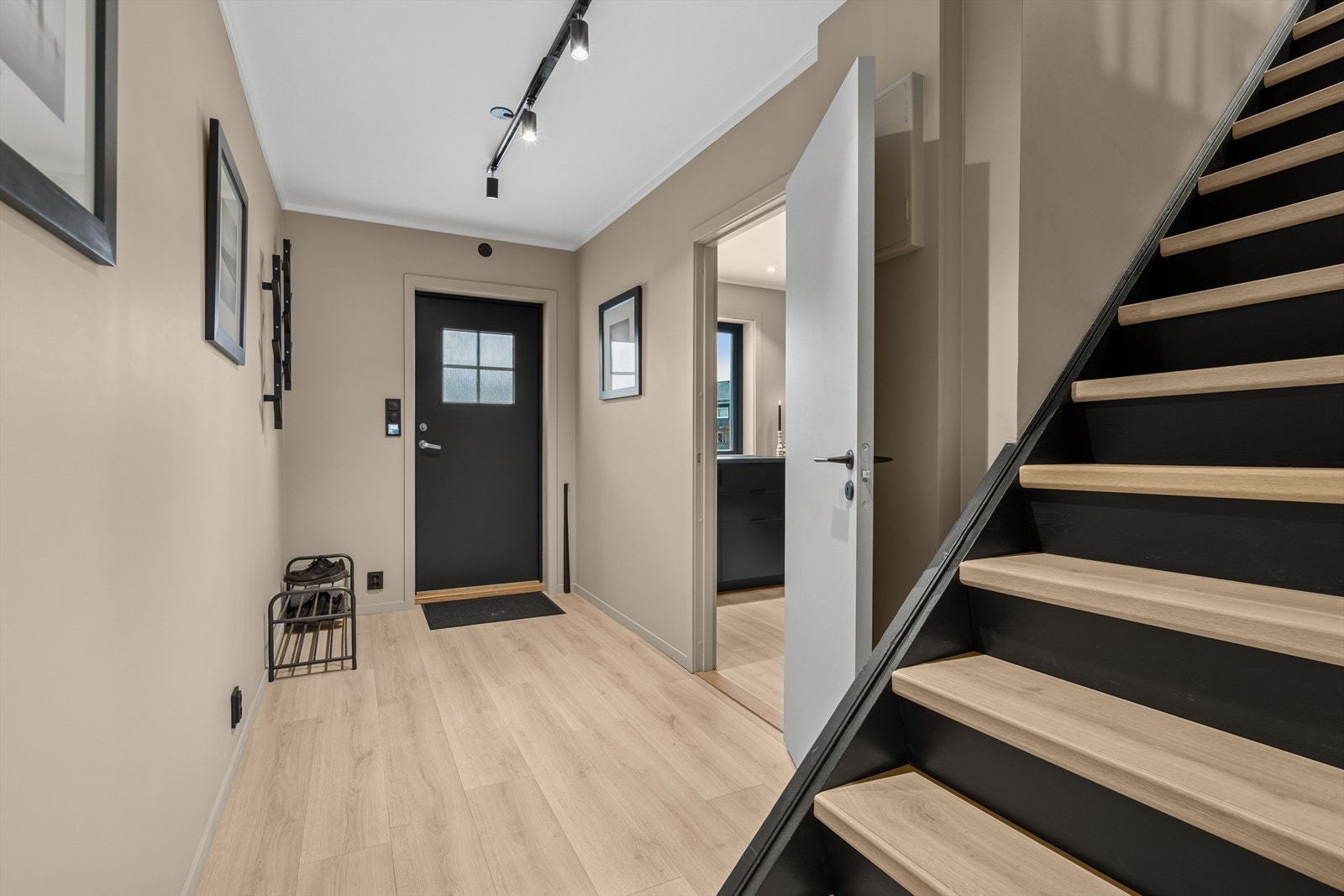 Du ønskes velkommen inn i en hyggelig entrè med god plass til å henge fra seg yttertøy og sette sko Galleribilde