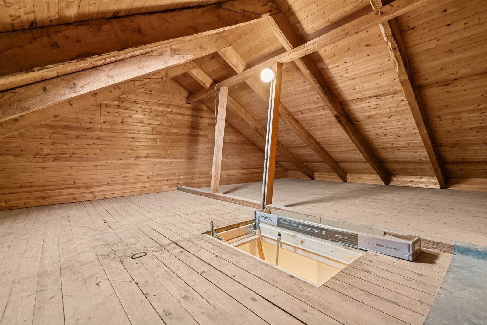 Stort kaldloft som gir rikelig lagringsplass Galleribilde