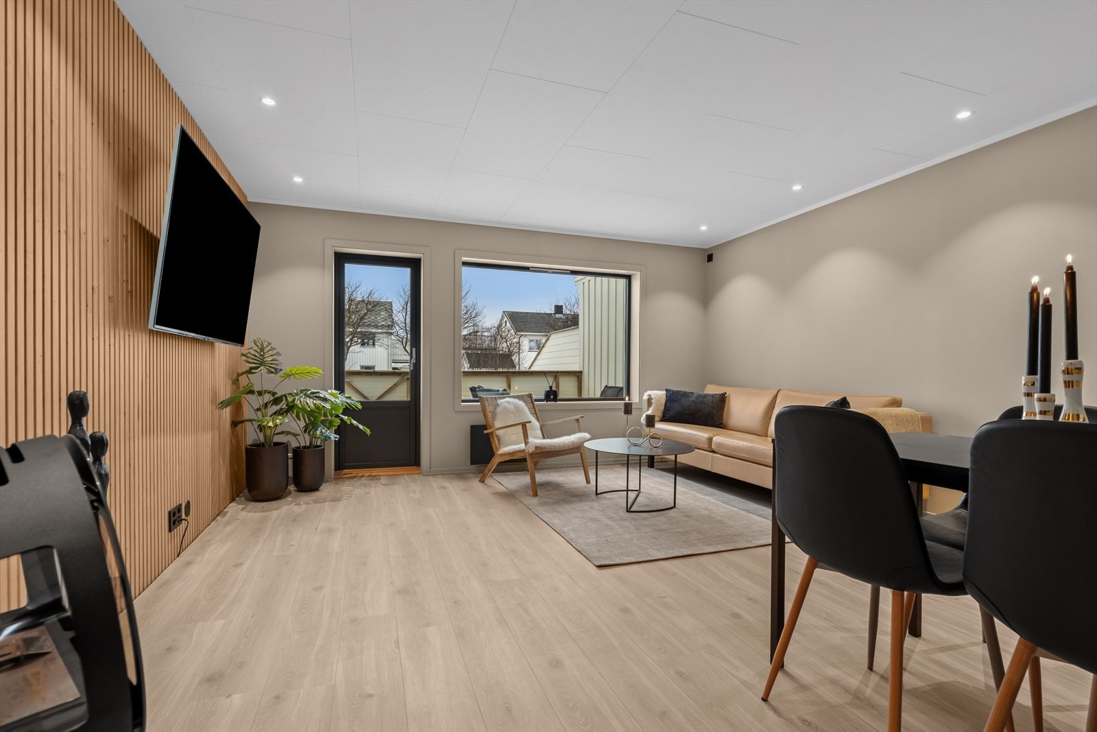 Legg spesielt merke til den moderne spileveggen og bruken av sorte detaljer (stikkontakter, panelovn, lysbrytere) Galleribilde