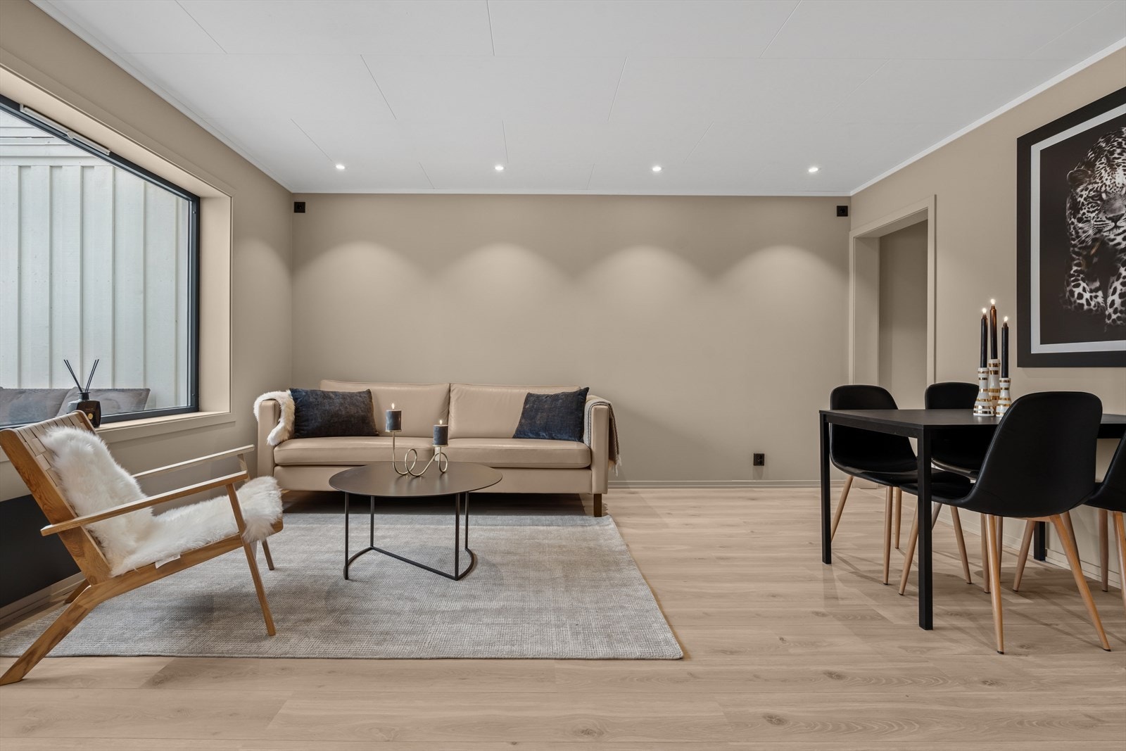 Rommet er lyst og luftig med store vindusflater og downlights Galleribilde