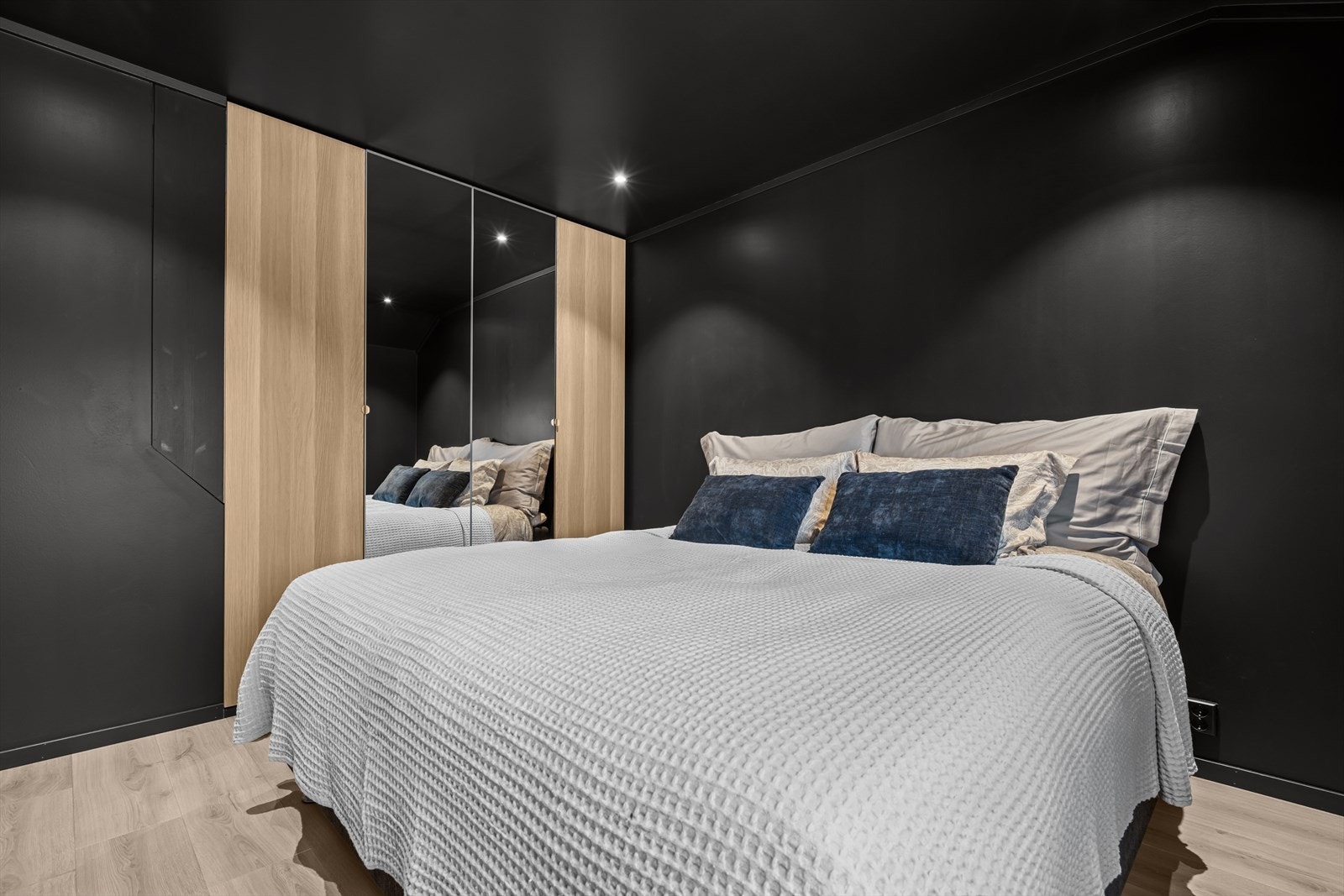 Soverom I - Rommet er utstyrt med et praktisk garderobeskap med to speilfronter Galleribilde