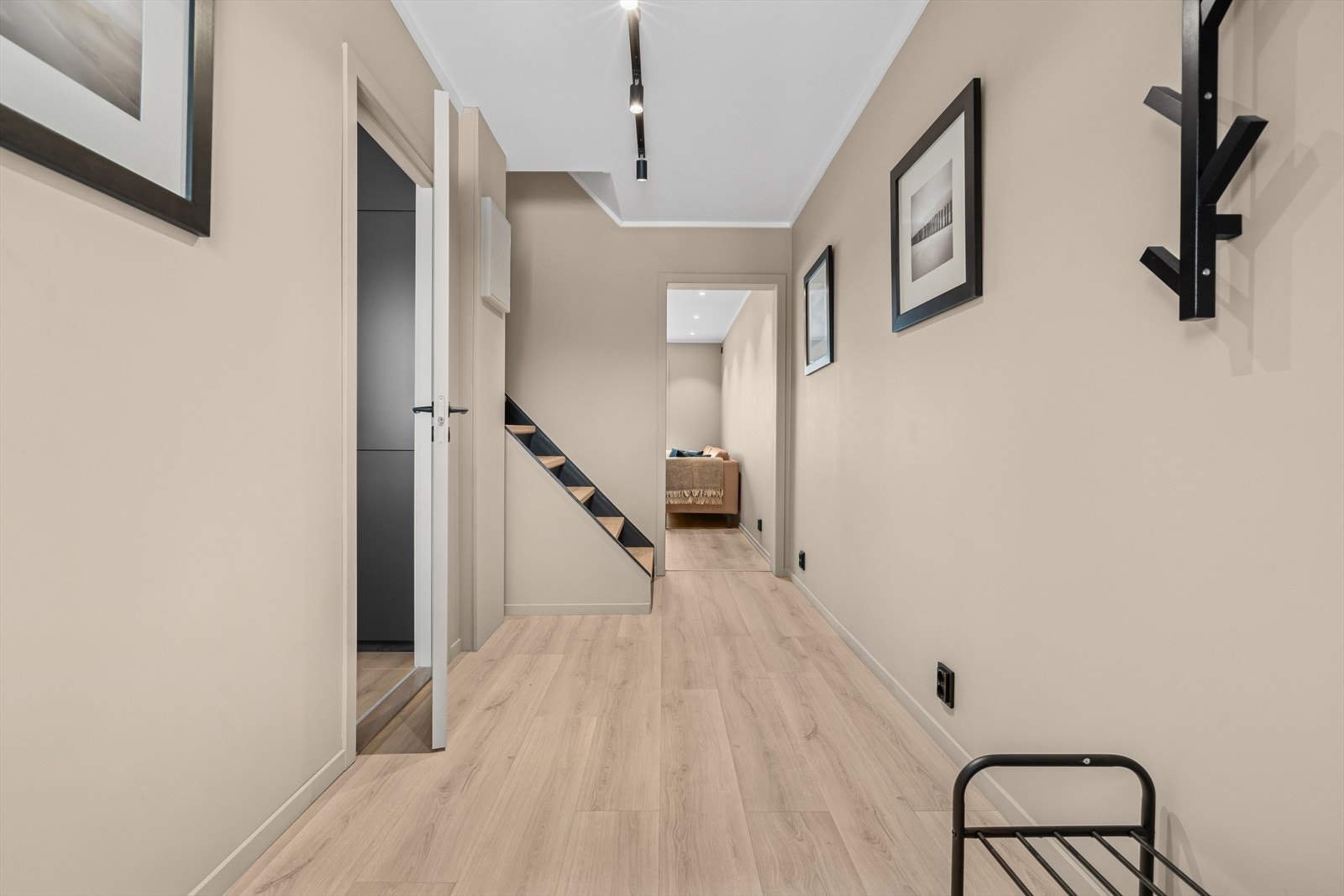 Herfra har du adkomst til kjøkkenet, stuen og trapp opp til 2. etasje Galleribilde