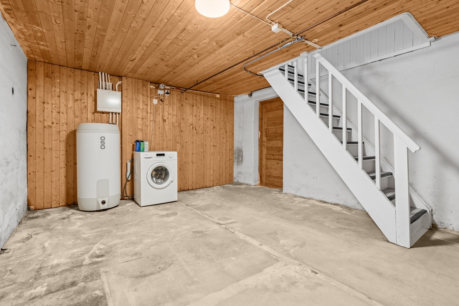 I kjelleren har boligen en romslig bod med VVB og opplegg for vaskemaskin - I tillegg er det en stor fellesbod og felles vaskekjeller Galleribilde