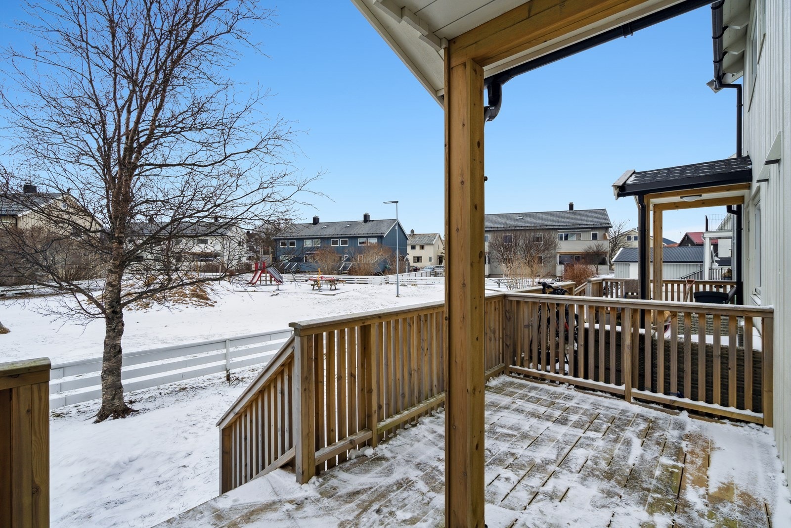 I tillegg er det en nordvendt veranda ved inngangpartiet - Herfra nyter du kveldssol Galleribilde