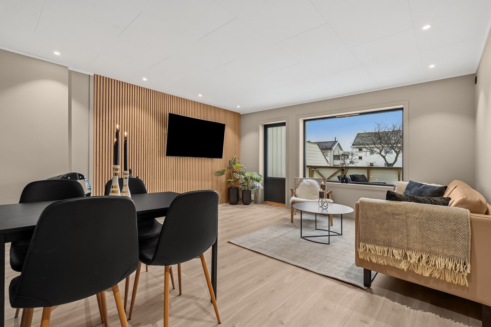 Stuen er møbleringsvennlig utformet med plass til både sofakrok og spisegruppe Galleribilde