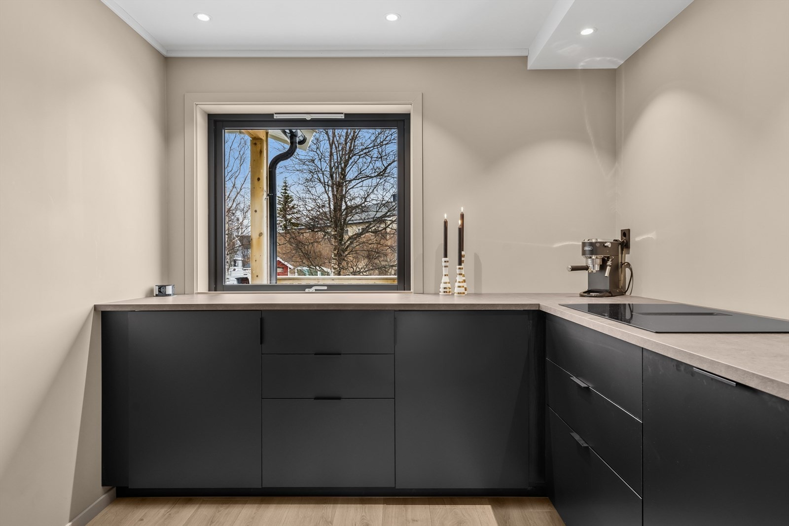 Her er plassen godt utnyttet, noe som gir rikelig med skap- og benkeplass Galleribilde