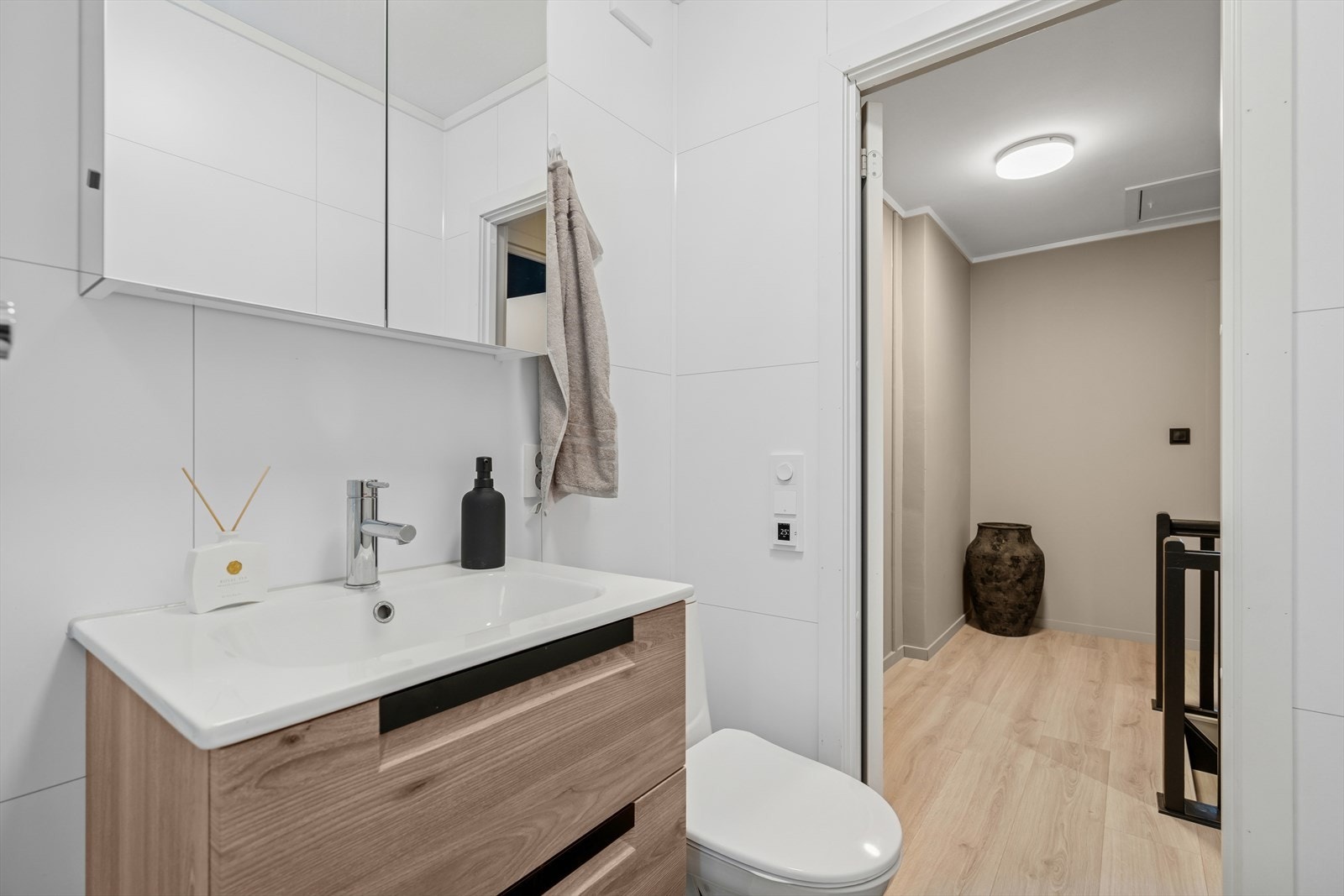 Badet ble oppusset i 2022 med vinylbelegg på gulv m/varmekabler under og baderomsplater i flisimitasjon på veggene Galleribilde