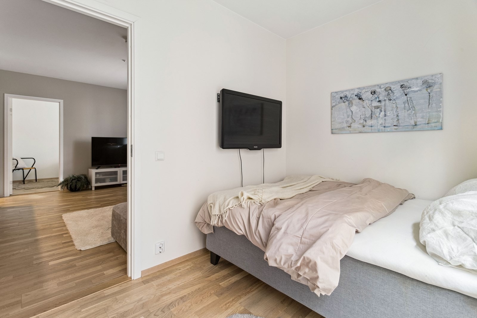 Soverommene ligger i hver sin ende av leiligheten. Galleribilde