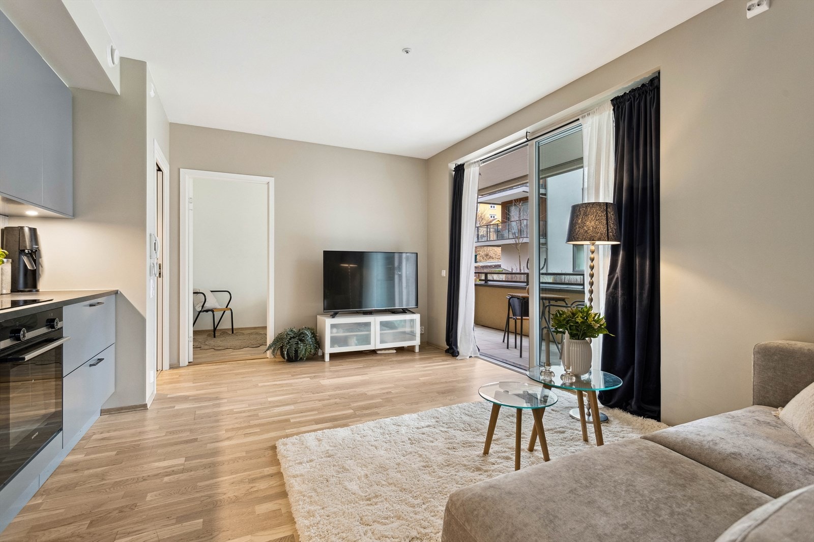 Aktiv Eiendomsmegling v/ Christian Drøyvold har gleden av å presentere Ladebekken 16 - en pen 3-roms leilighet fra 2022 med moderne fasiliteter og god planløsning. Galleribilde