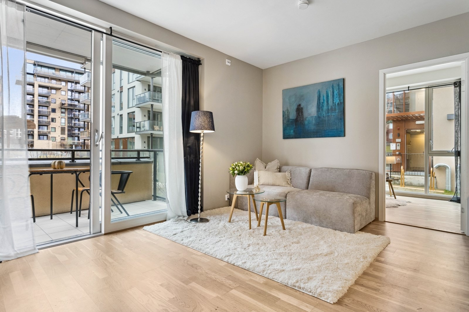 Fra stuen er det utgang til terrasse. Galleribilde