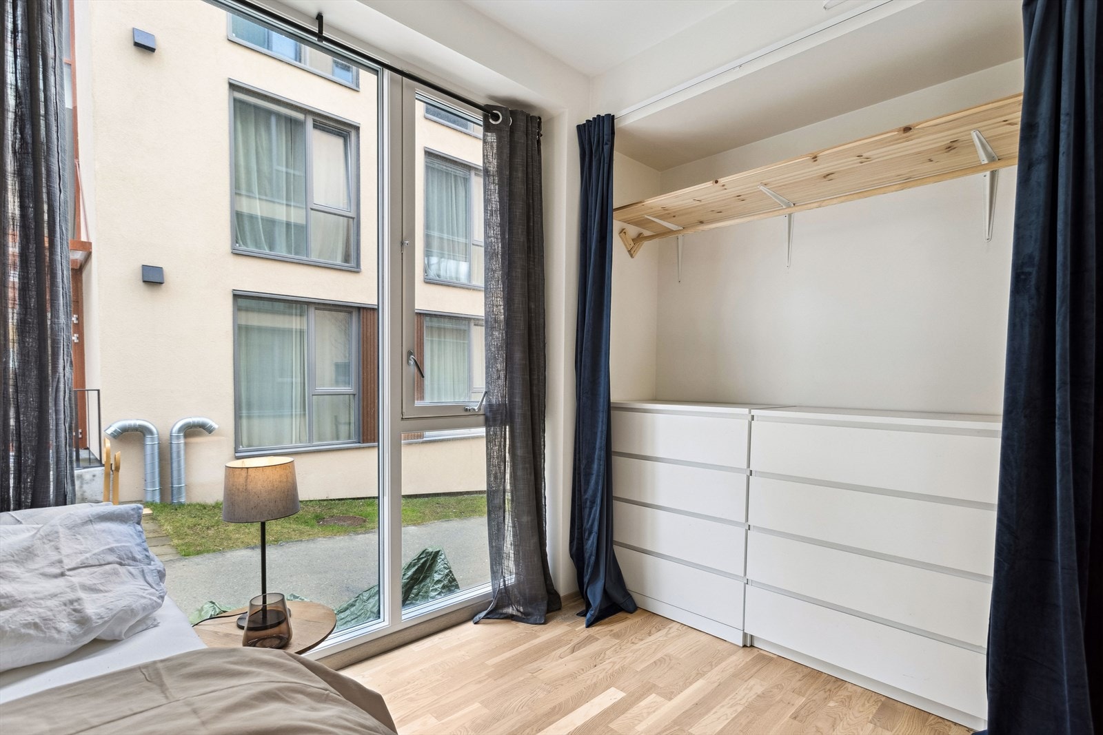 Det er god plass til garderobeløsning på soverommet. Galleribilde