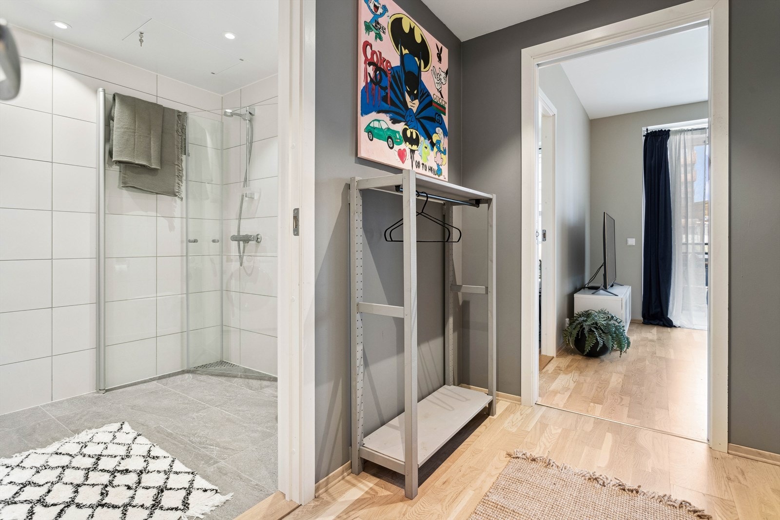 Fra entren er det inngang til baderommet og det er godplass til garederobeløsninger. Galleribilde