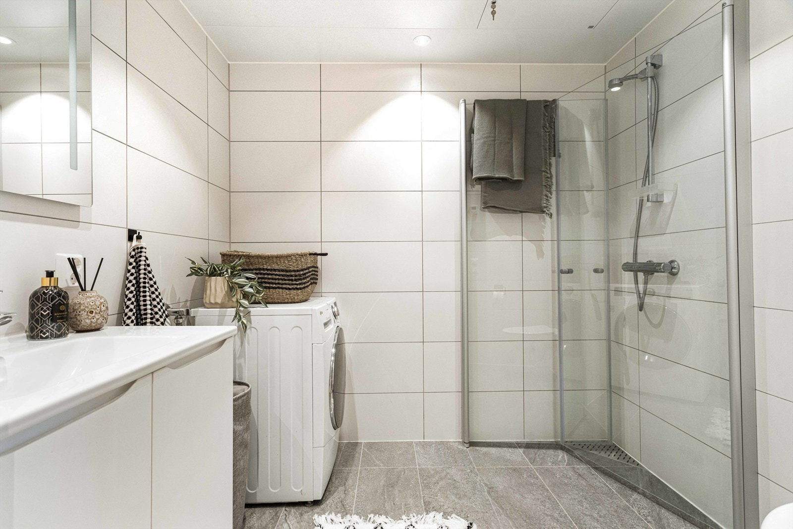 Badet har fått TG1 fra takstmann og har opplegg til vaskemaskin og vegghengt toalett. Galleribilde