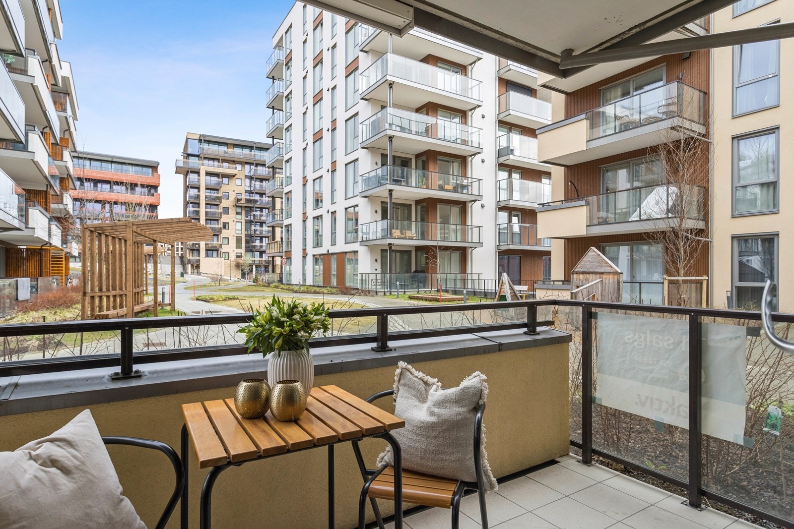 Terrassen ligger ut mot stille frimoråde. Galleribilde