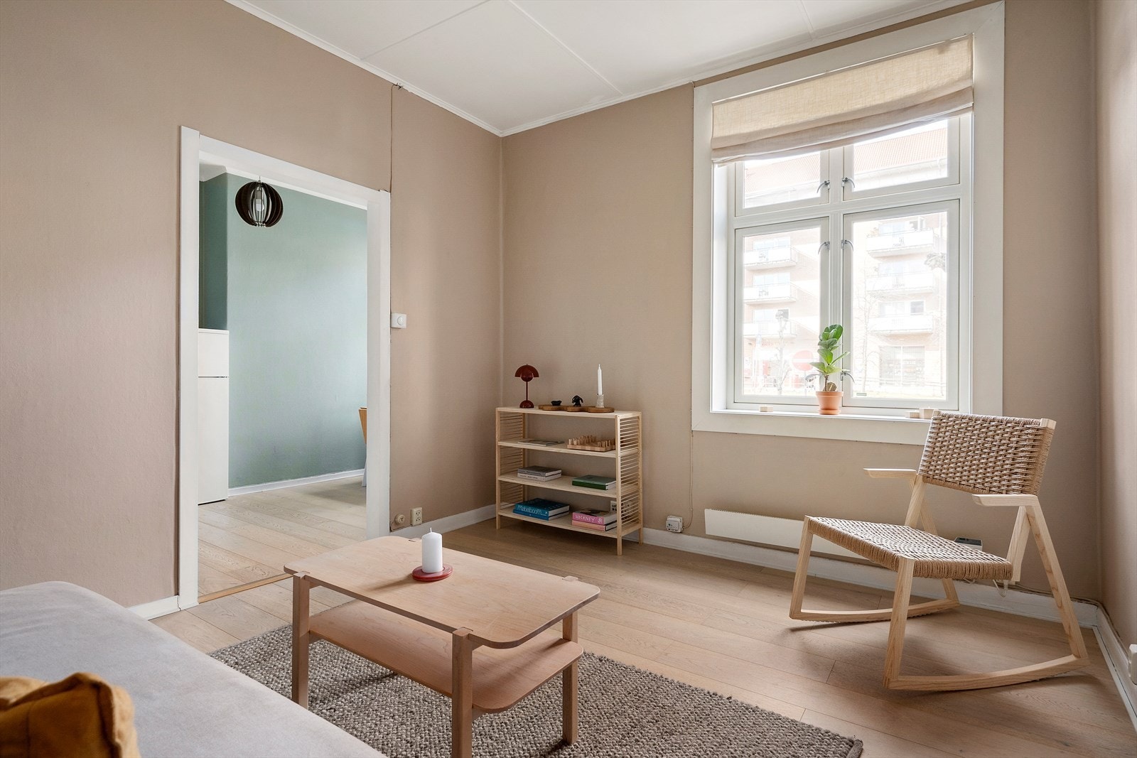 Trivelig leilighet med store vindusflater Galleribilde